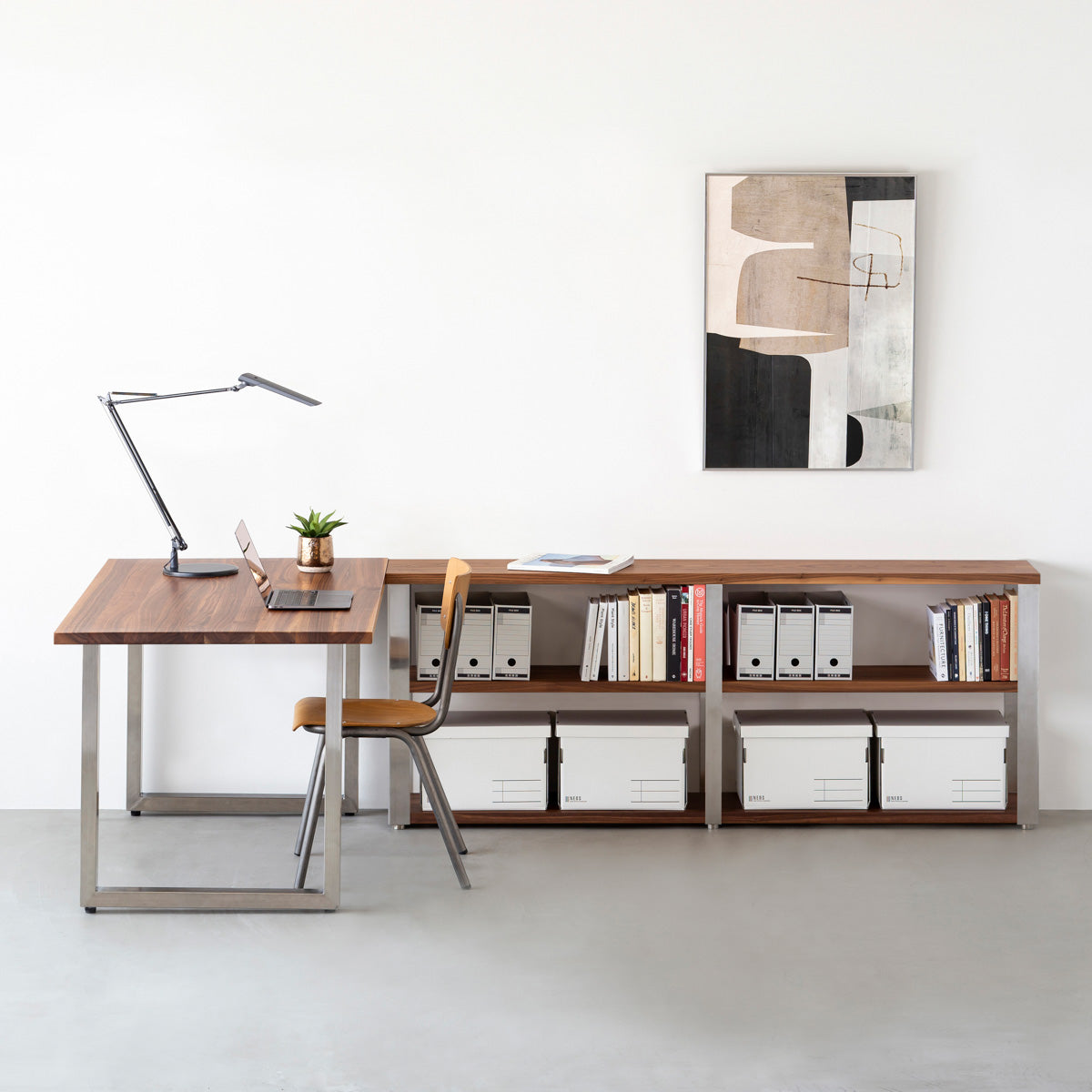 KANADEMONOのウォルナットの棚板とステンレス脚のストレージシェルフM(使用例)