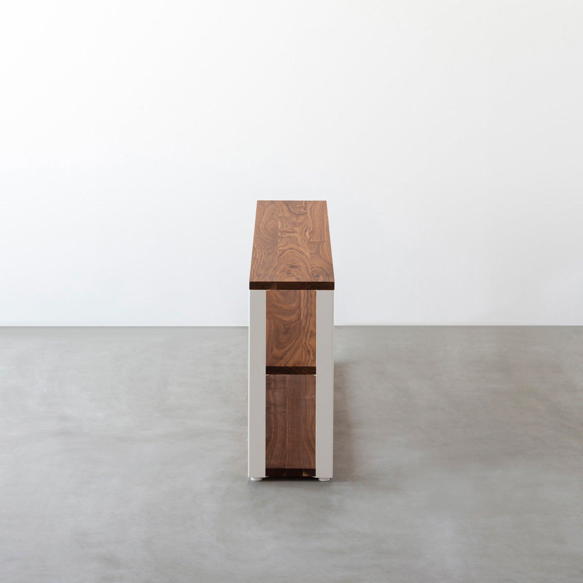 KANADEMONOのウォルナットの棚板とホワイトの鉄脚のストレージシェルフM(側面)