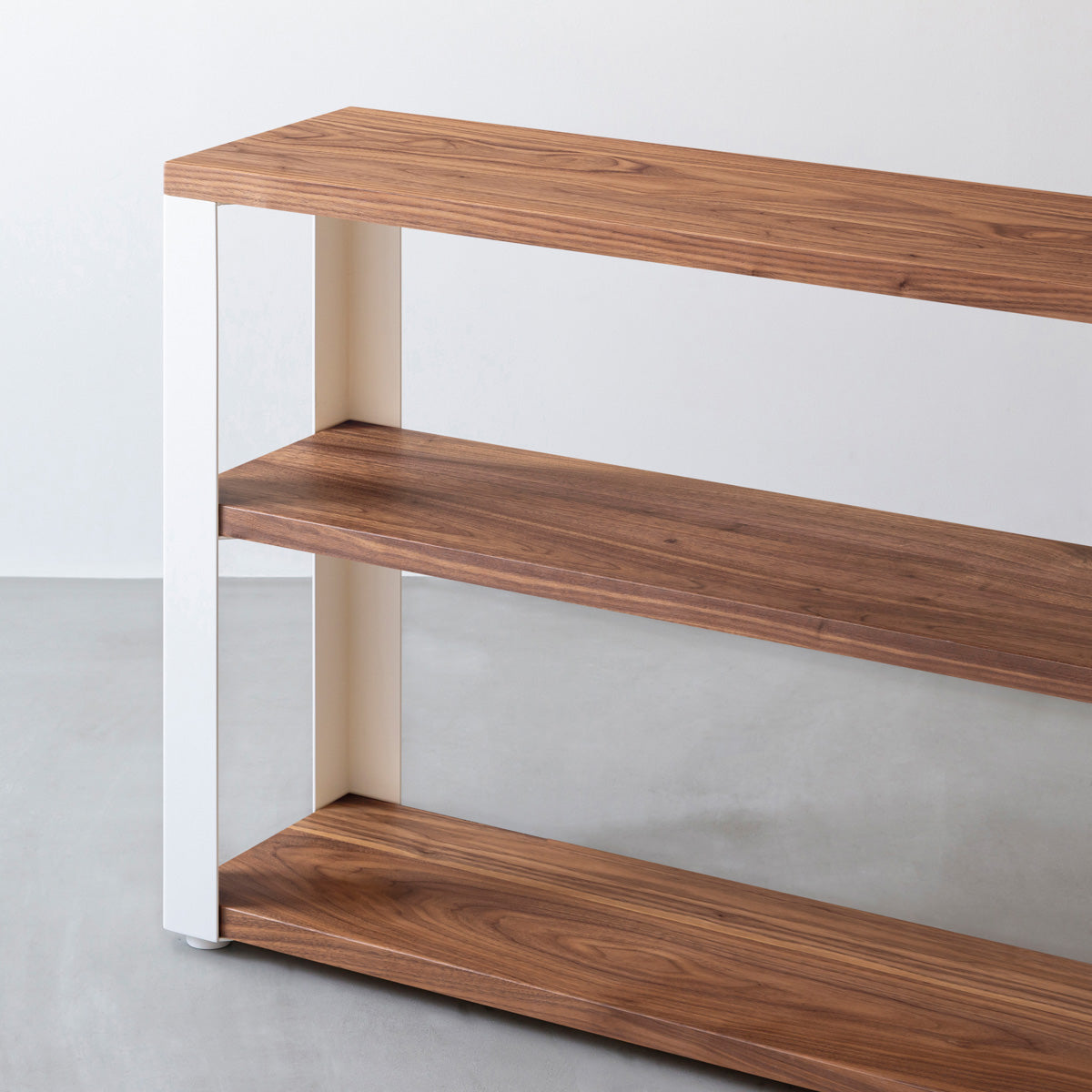 KANADEMONOのウォルナットの棚板とホワイトの鉄脚のストレージシェルフS(寄り)