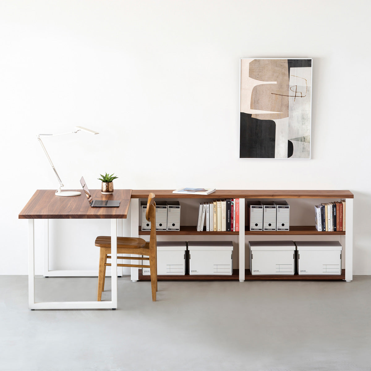 KANADEMONOのウォルナットの棚板とホワイトの鉄脚のストレージシェルフM(使用例)