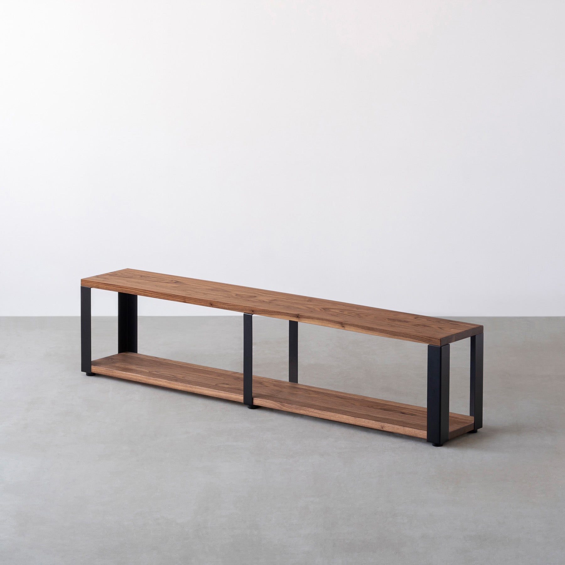 Kanademonoのウォルナット無垢材の棚板とマットブラックの鉄脚の２段ストレージシェルフM