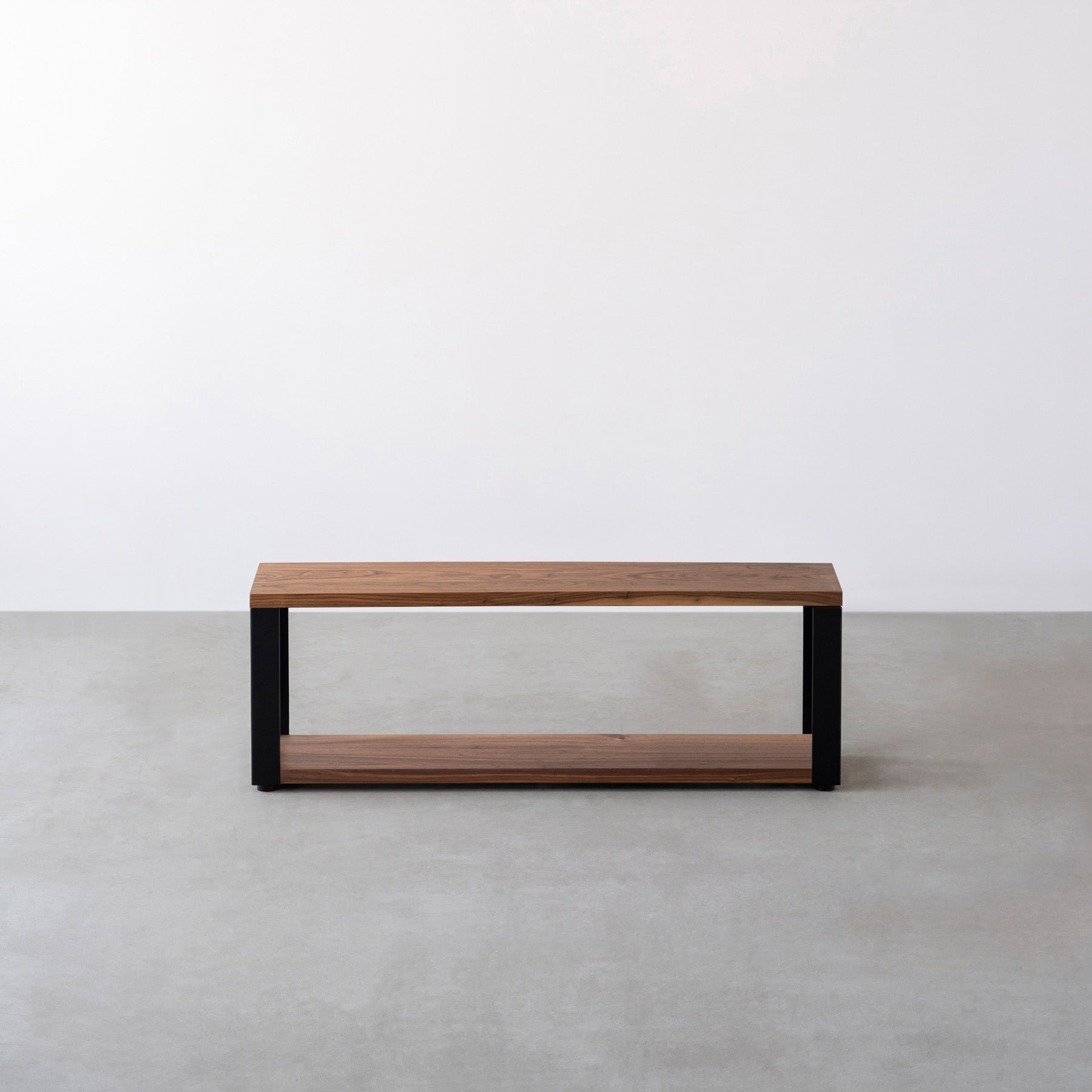 Kanademonoのウォルナット無垢材の棚板とマットブラックの鉄脚の２段ストレージシェルフS（正面）