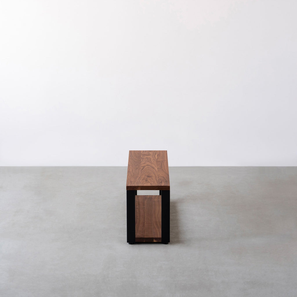 Kanademonoのウォルナット無垢材の棚板とマットブラックの鉄脚の２段ストレージシェルフS（側面）