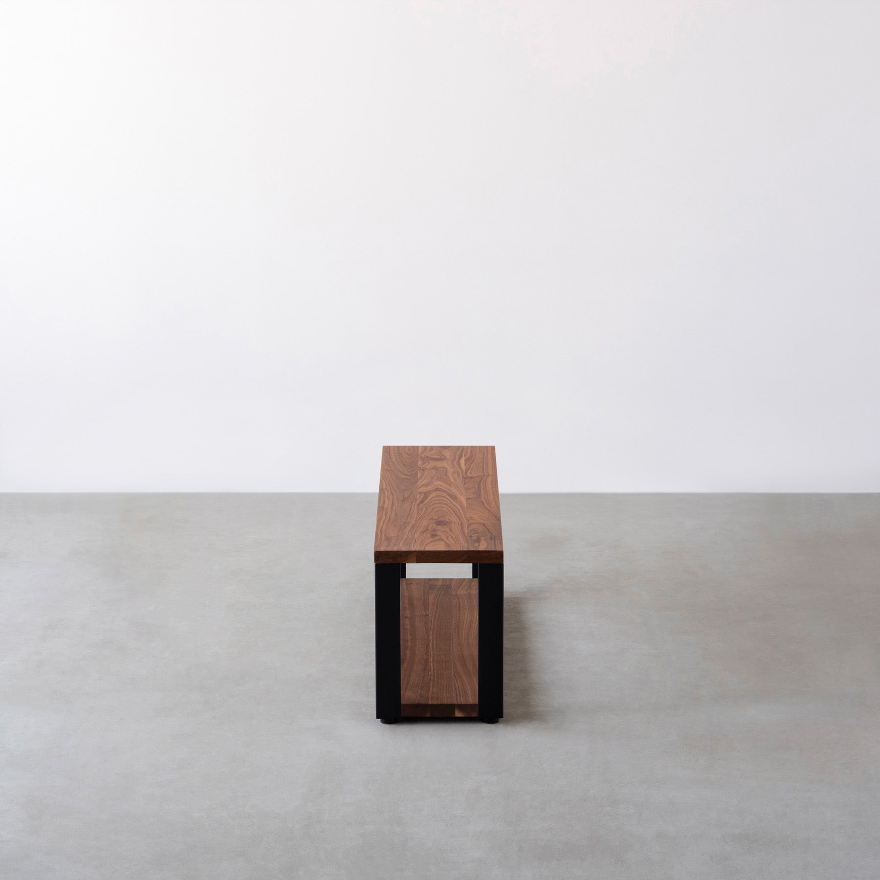 Kanademonoのウォルナット無垢材の棚板とマットブラックの鉄脚の２段ストレージシェルフS（側面）