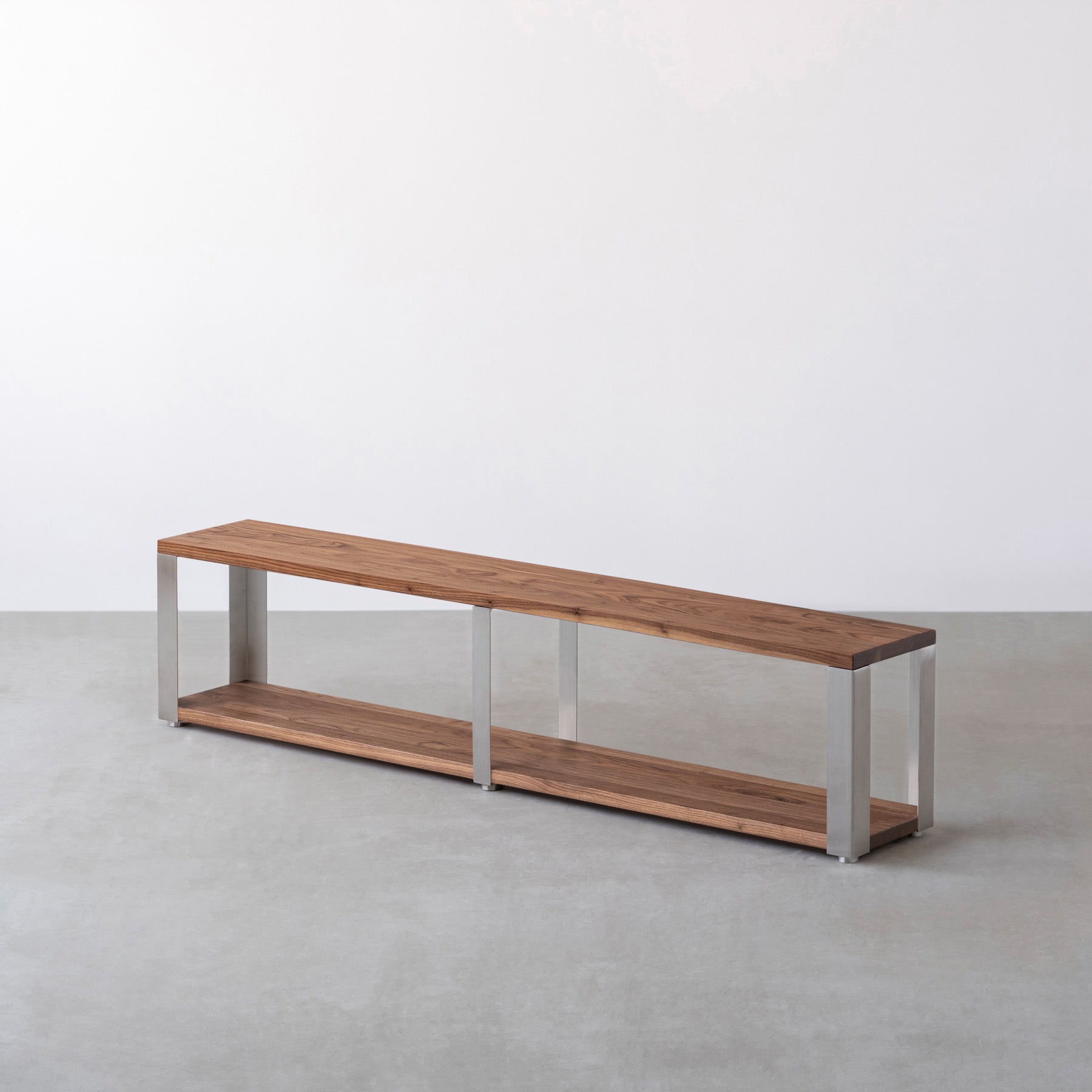 Kanademonoの無垢材ウォルナットの棚板とステンレスの鉄脚の２段ストレージシェルフM