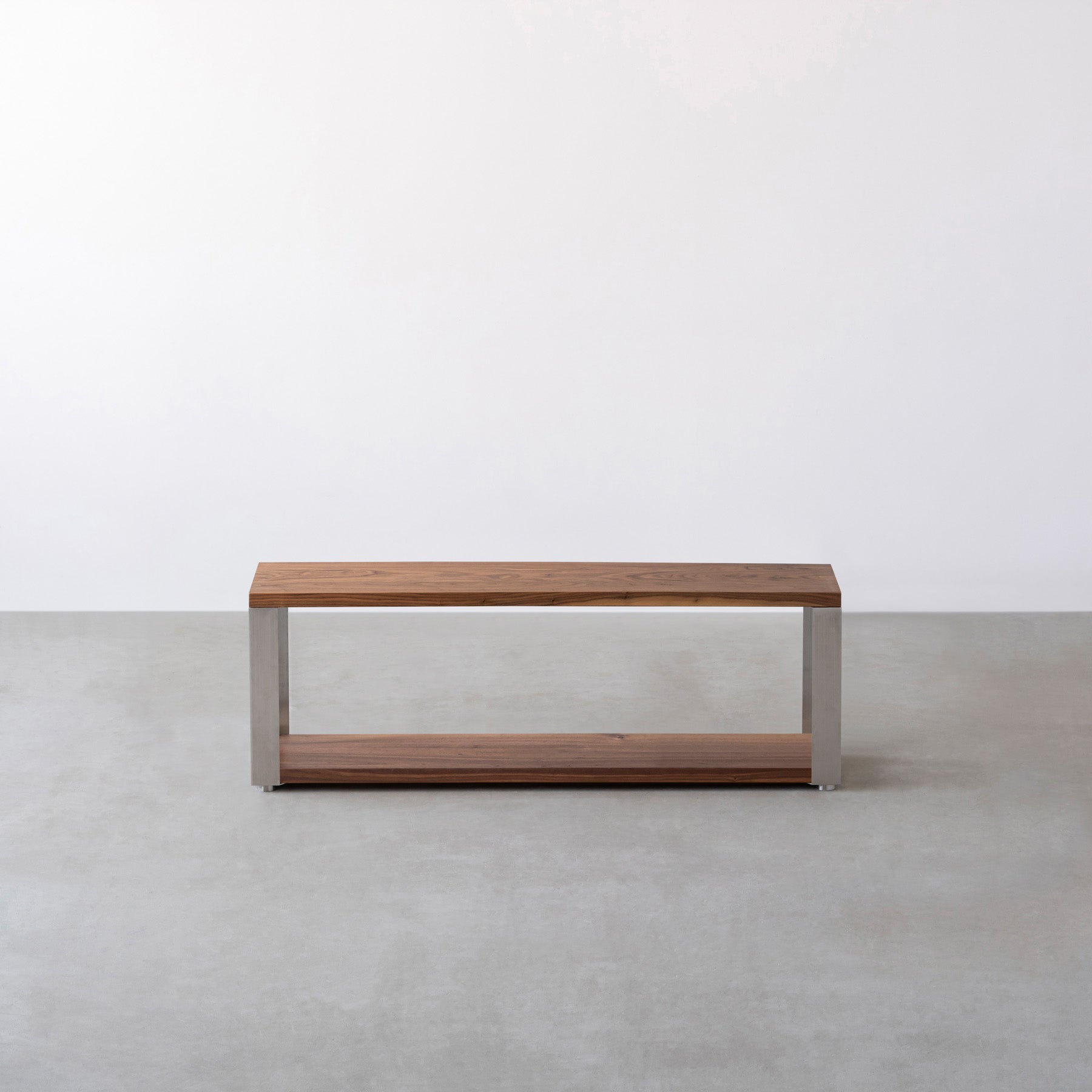 Kanademonoの無垢材ウォルナットの棚板とステンレスの鉄脚の２段ストレージシェルフS（正面）