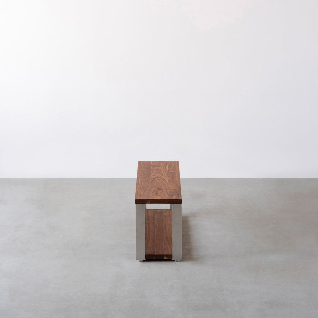 Kanademonoの無垢材ウォルナットの棚板とステンレスの鉄脚の２段ストレージシェルフS（側面）