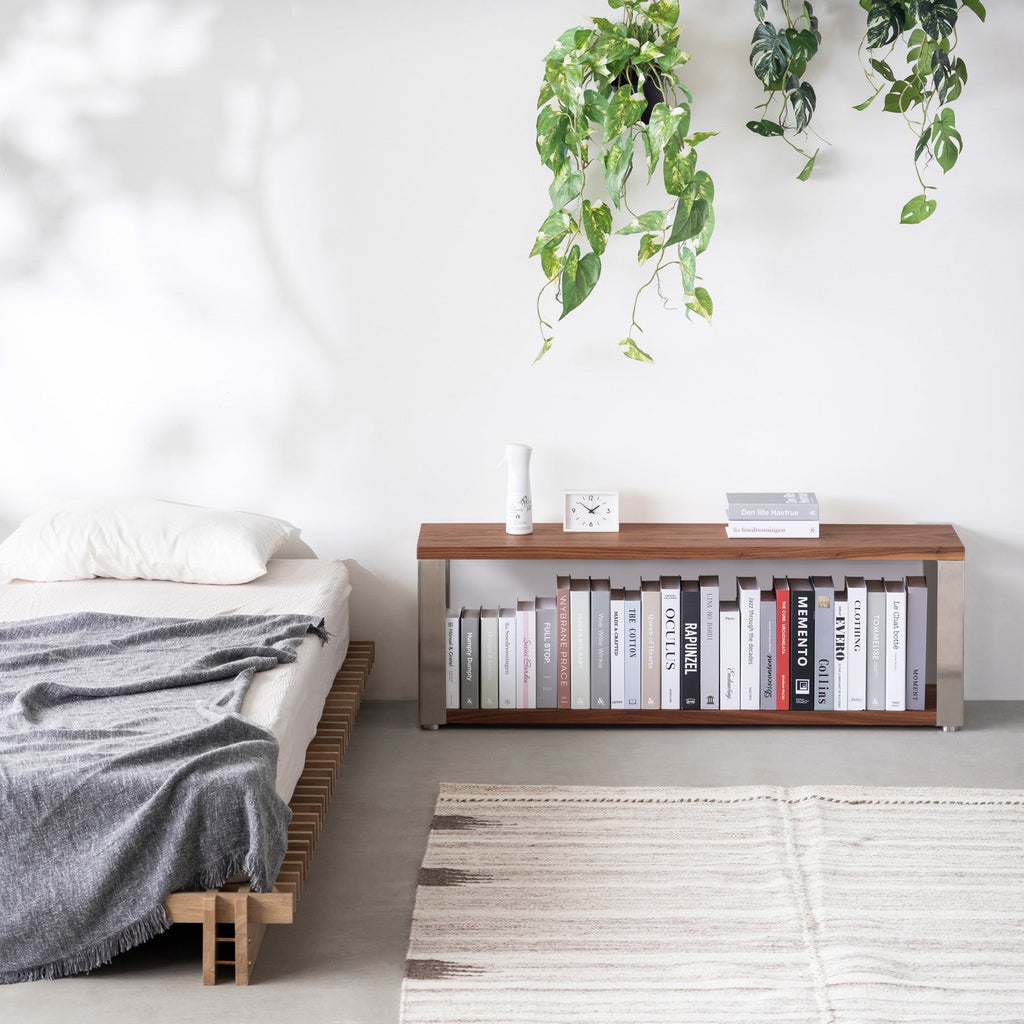 Kanademonoの無垢材ウォルナットの棚板とステンレスの鉄脚の２段ストレージシェルフS（使用例）