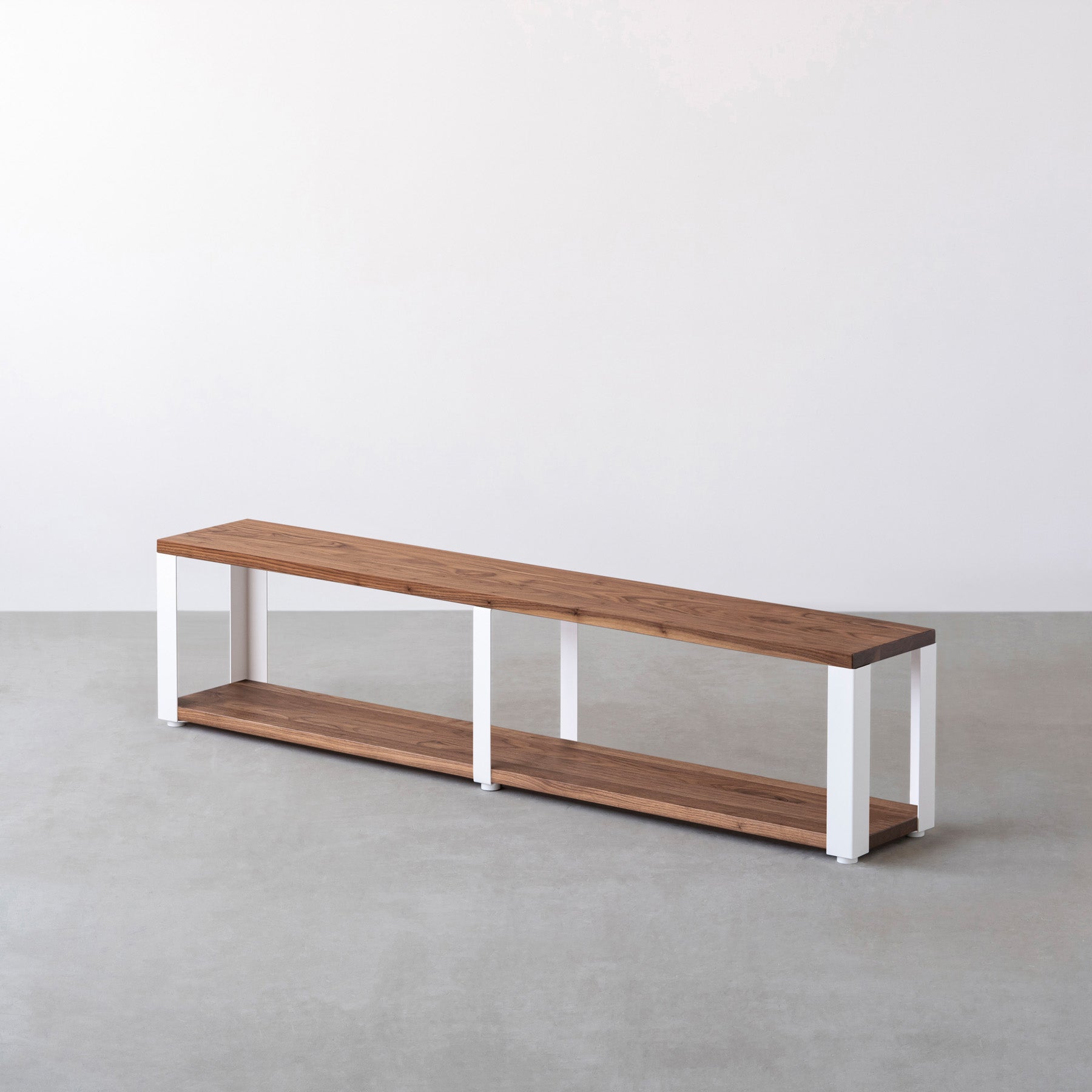 Kanademonoのウォルナットの棚板とホワイトの鉄脚の２段ストレージシェルフM