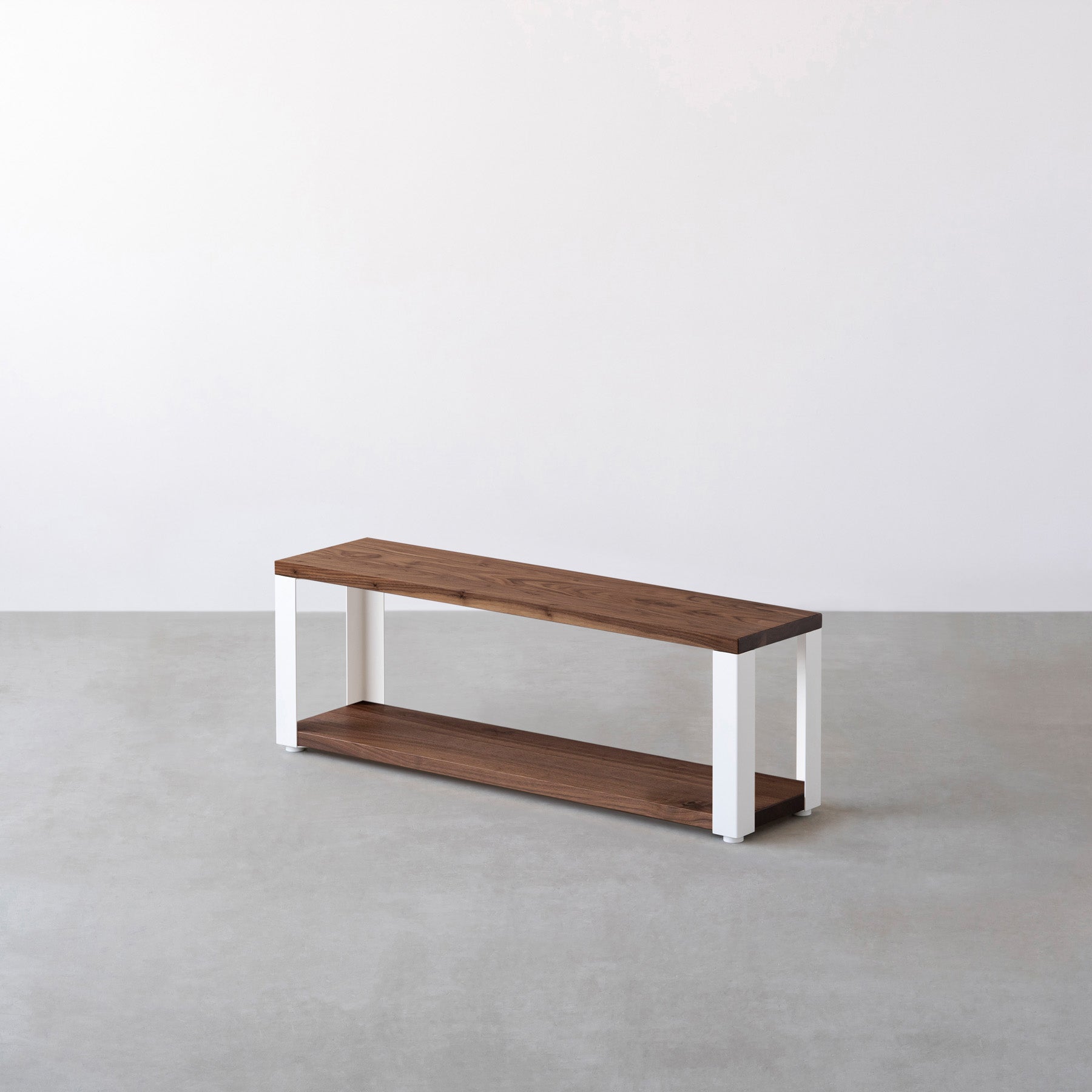 Kanademonoのウォルナットの棚板とホワイトの鉄脚の２段ストレージシェルフS