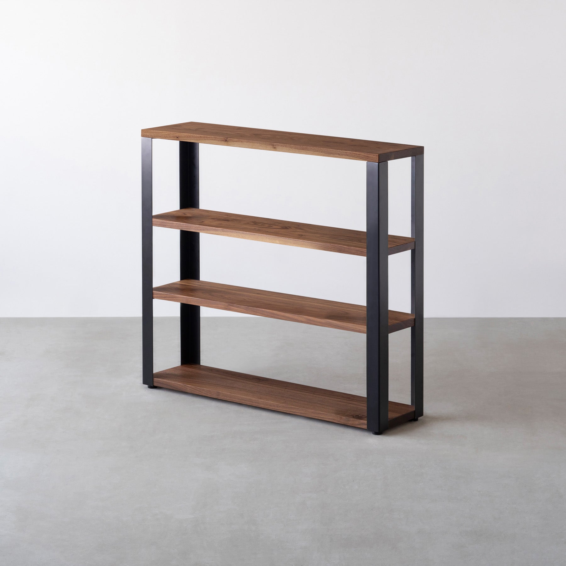 Kanademonoのウォルナット無垢材の棚板とマットブラックの鉄脚の４段ストレージシェルフS