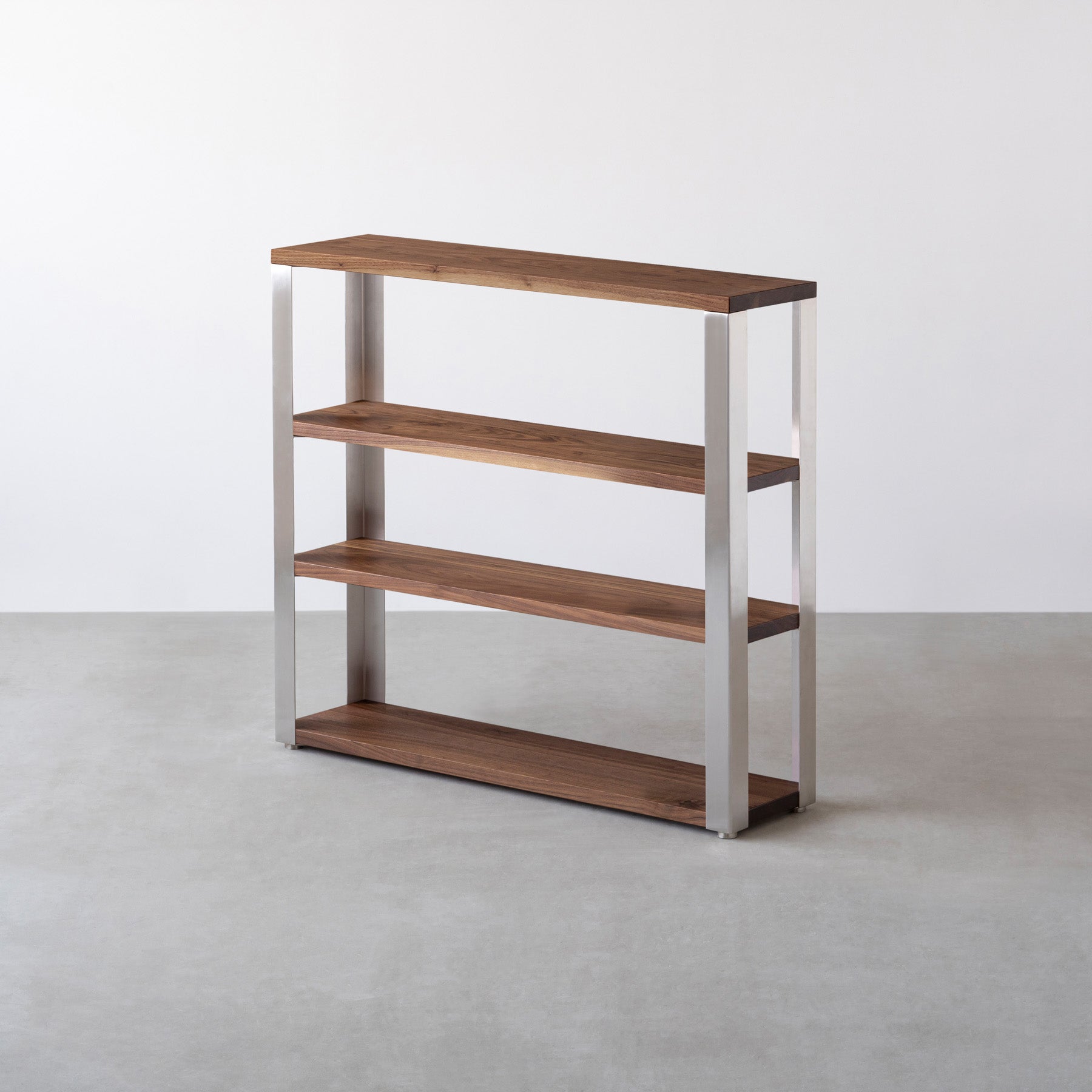 Kanademonoの無垢材ウォルナットの棚板とステンレスの鉄脚の４段ストレージシェルフS