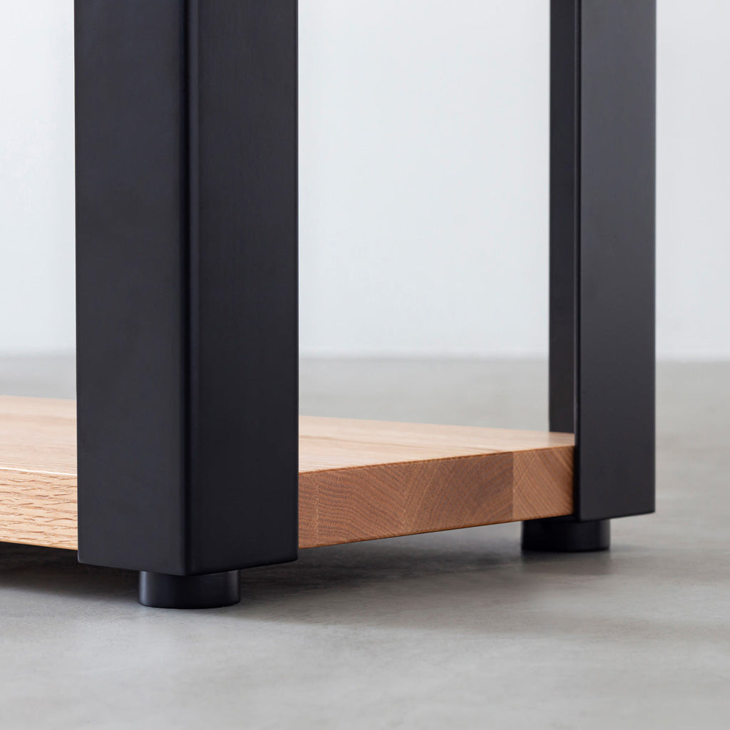 Kanademonoのレッドオーク無垢材の棚板とマットブラックの鉄脚の２段ストレージシェルフS（脚）