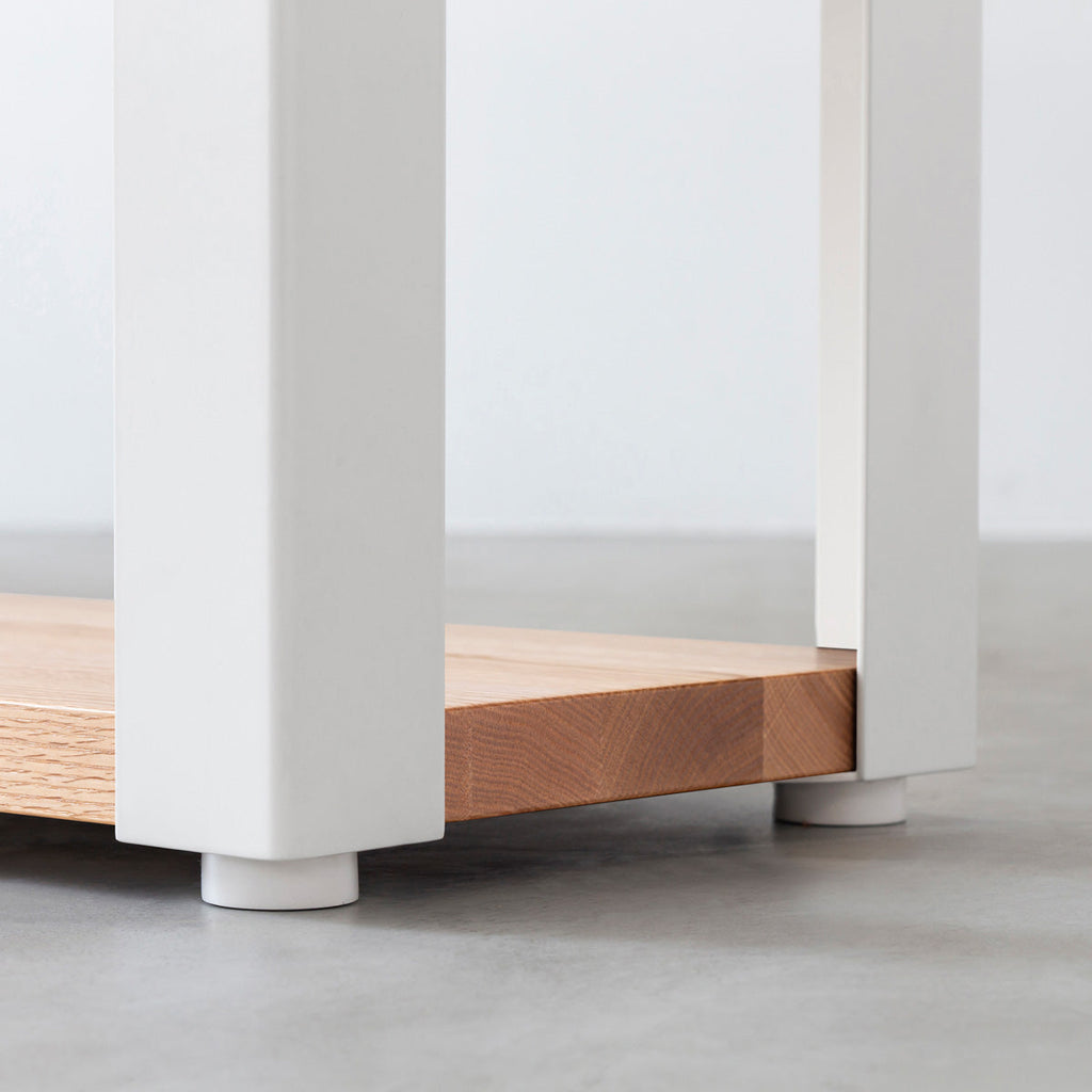 Kanademonoの無垢材レッドオークの棚板とホワイトの鉄脚の２段ストレージシェルフS（脚）