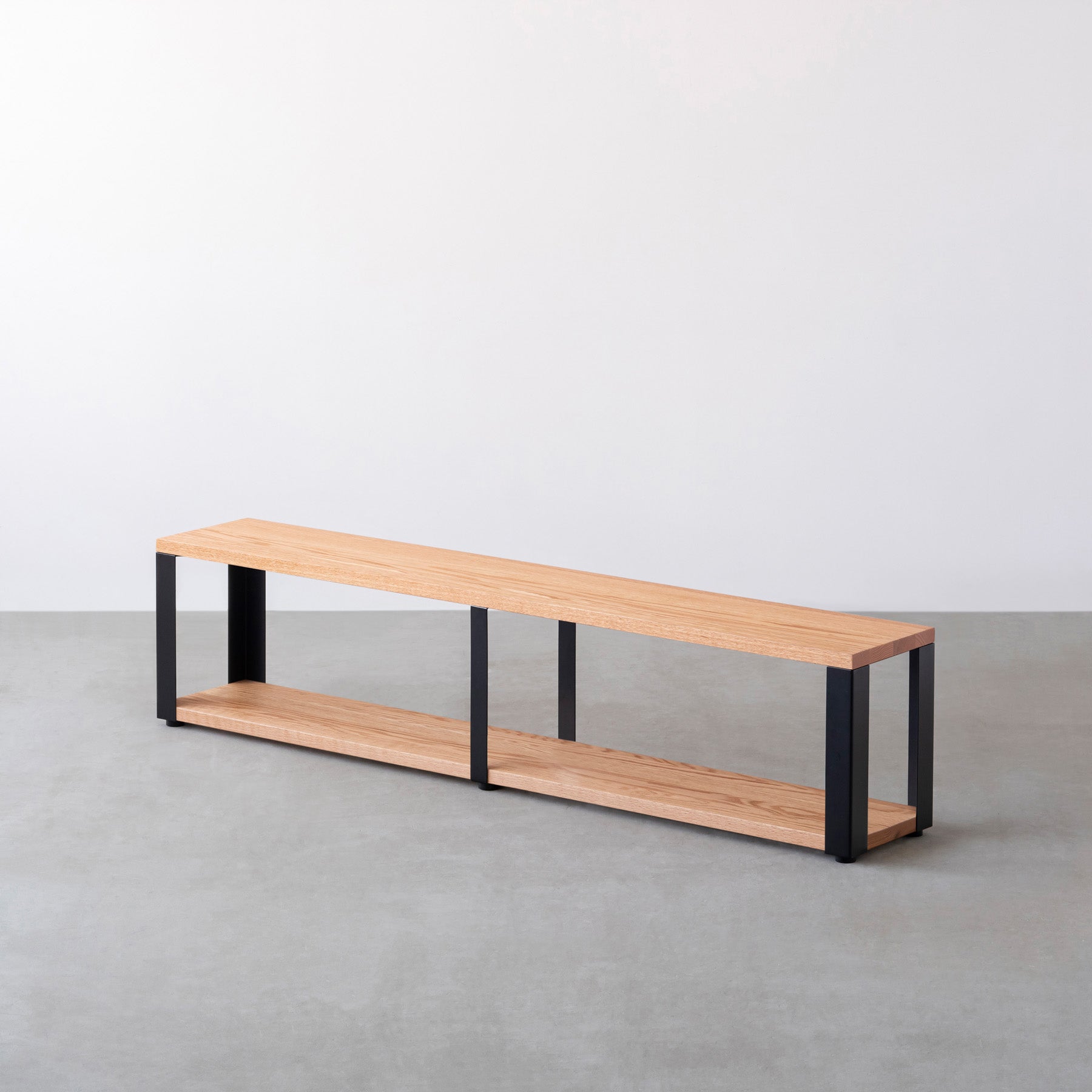 Kanademonoのレッドオーク無垢材の棚板とマットブラックの鉄脚の２段ストレージシェルフM