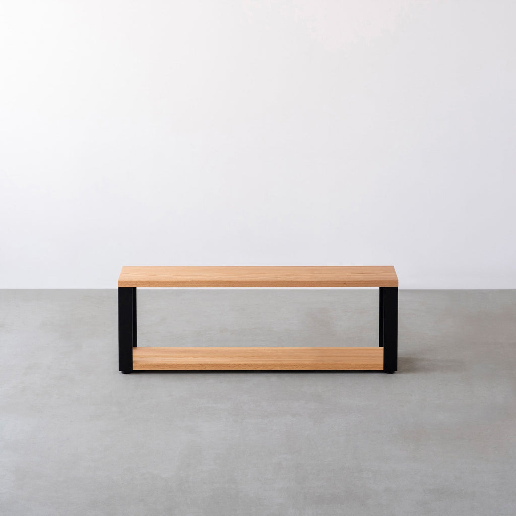 Kanademonoのレッドオーク無垢材の棚板とマットブラックの鉄脚の２段ストレージシェルフS（正面）