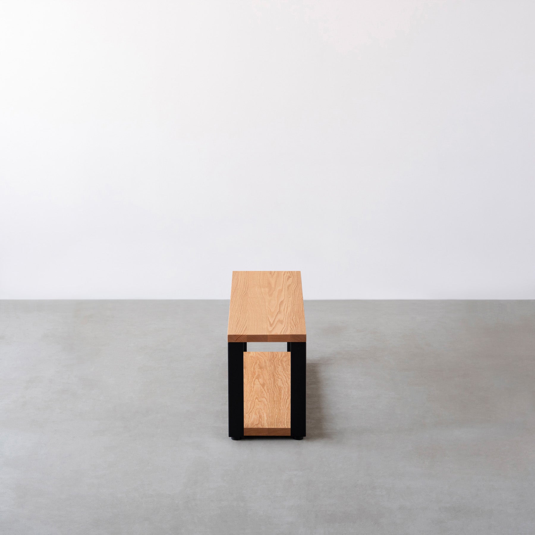 Kanademonoのレッドオーク無垢材の棚板とマットブラックの鉄脚の２段ストレージシェルフS（側面）