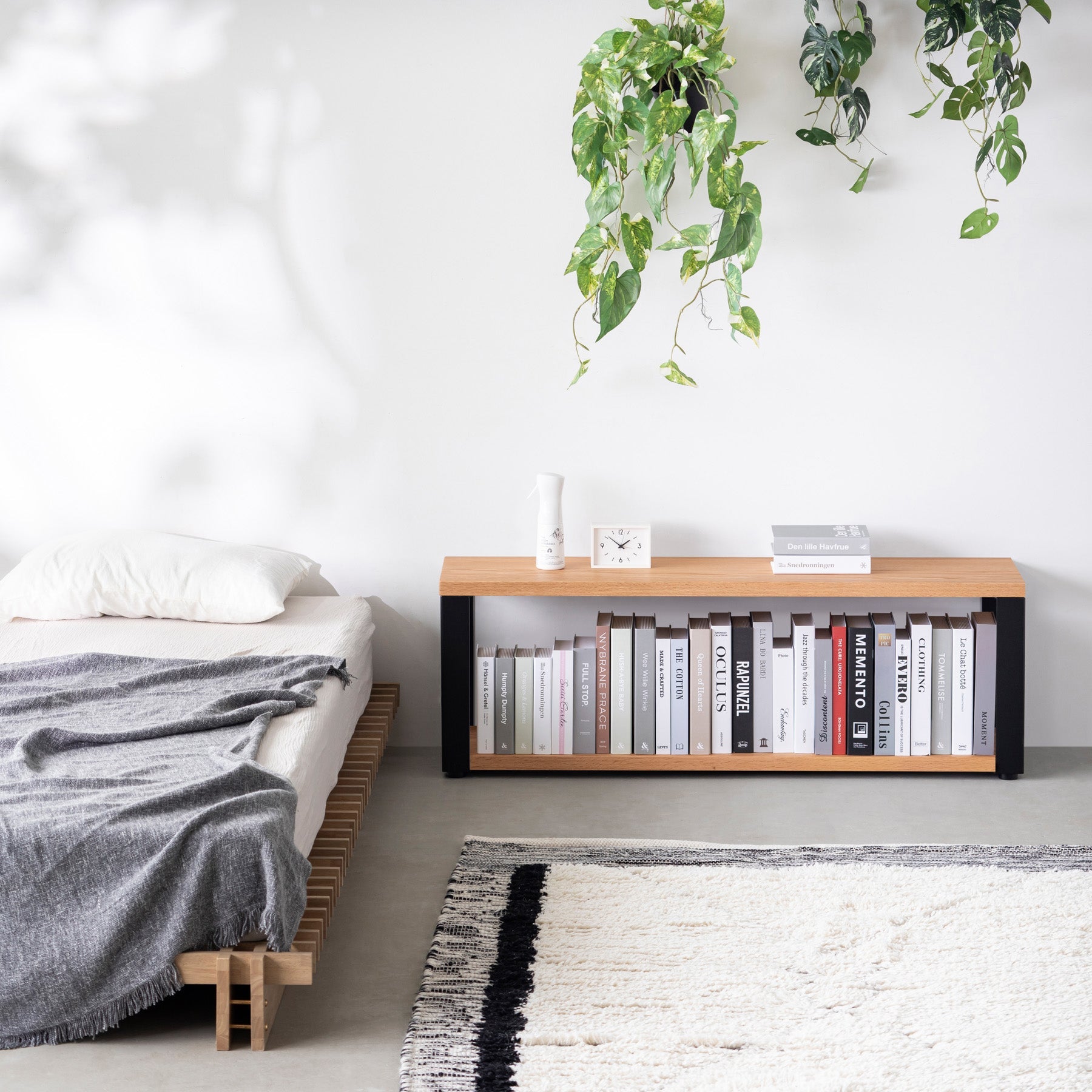 Kanademonoのレッドオーク無垢材の棚板とマットブラックの鉄脚の２段ストレージシェルフS（使用例）