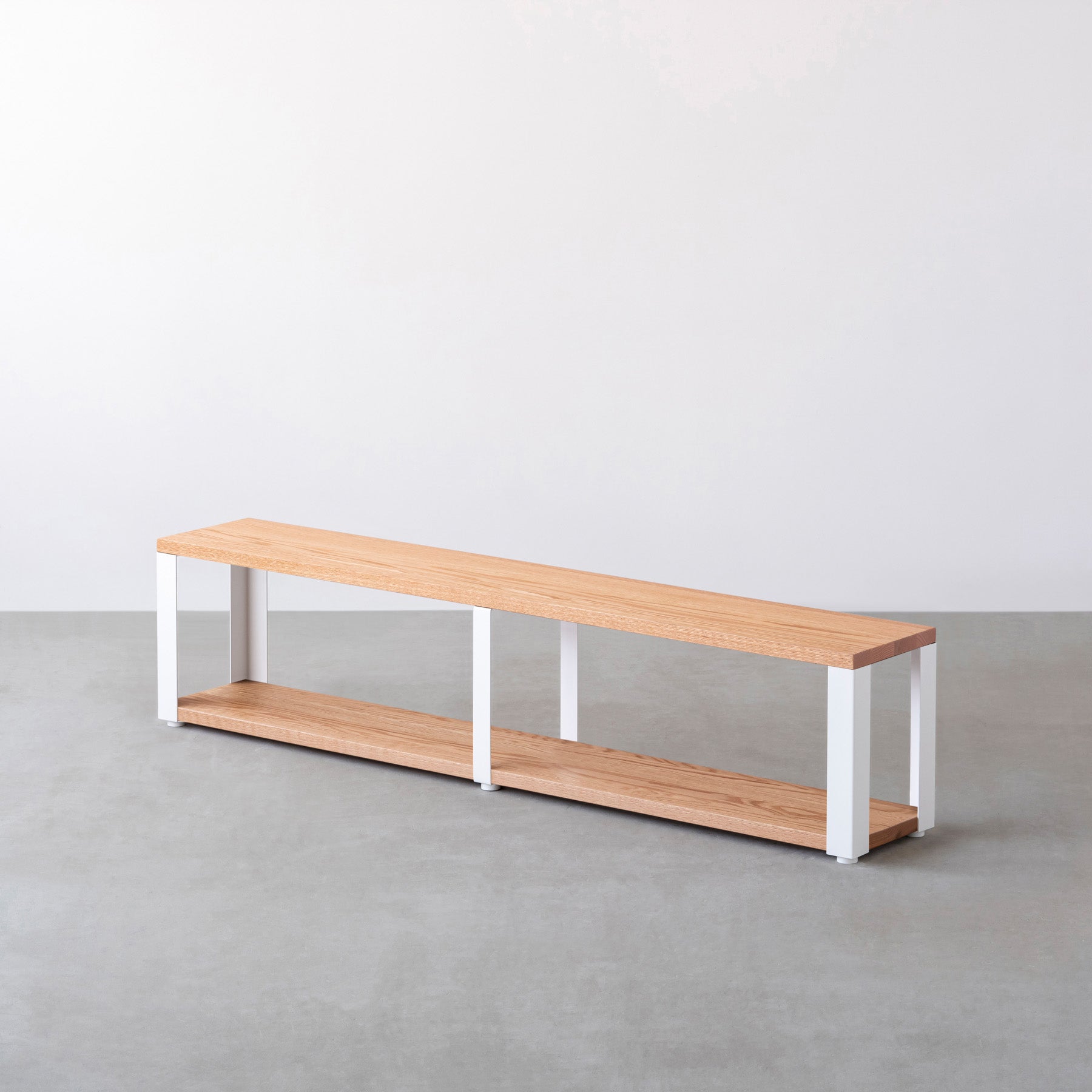 Kanademonoの無垢材レッドオークの棚板とホワイトの鉄脚の２段ストレージシェルフM