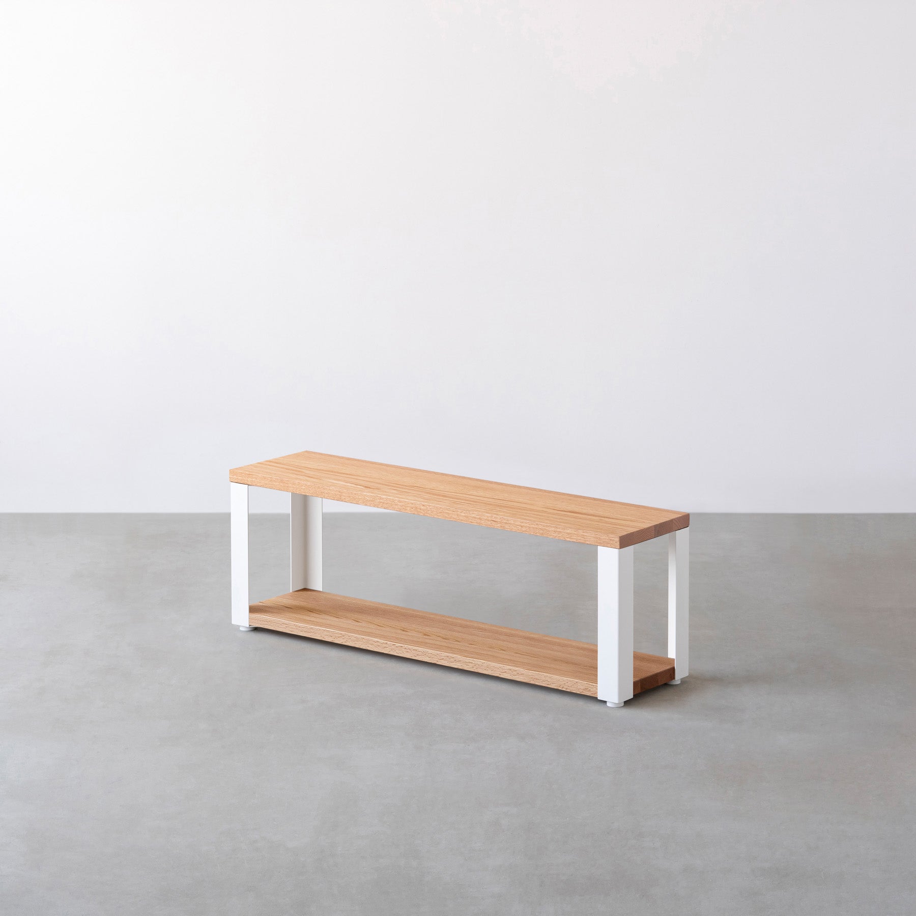 Kanademonoの無垢材レッドオークの棚板とホワイトの鉄脚の２段ストレージシェルフS