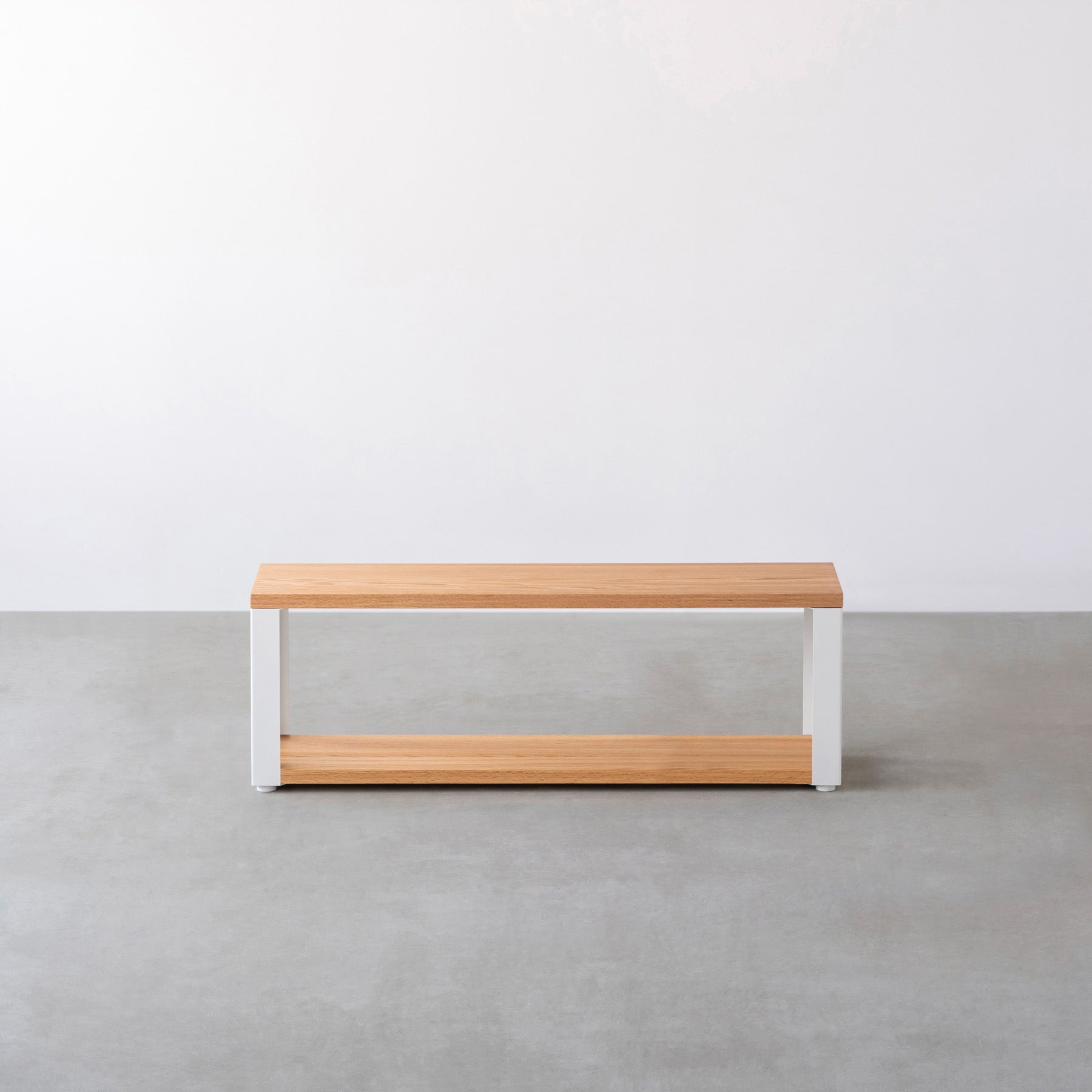 Kanademonoの無垢材レッドオークの棚板とホワイトの鉄脚の２段ストレージシェルフS（正面）