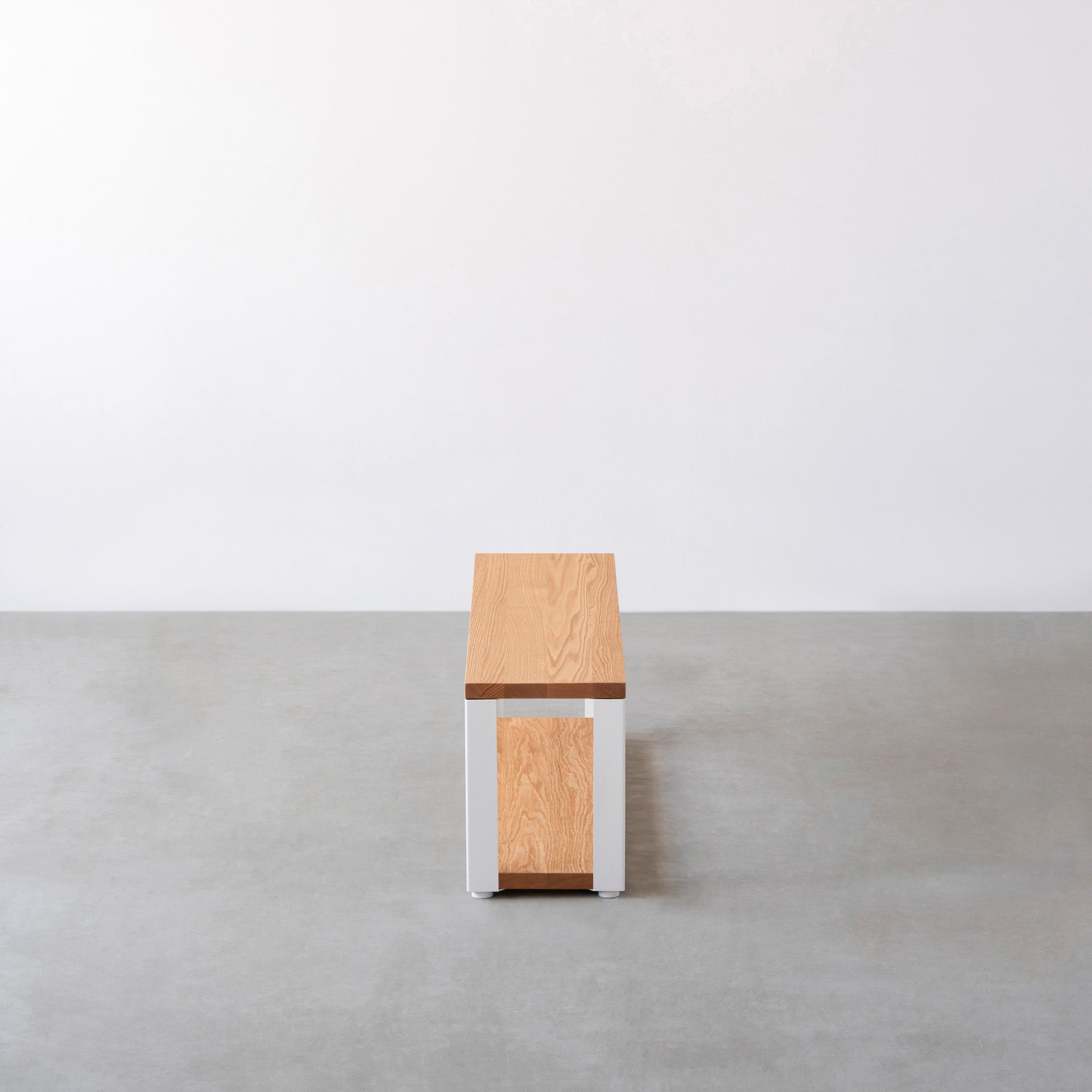 Kanademonoの無垢材レッドオークの棚板とホワイトの鉄脚の２段ストレージシェルフS（側面）