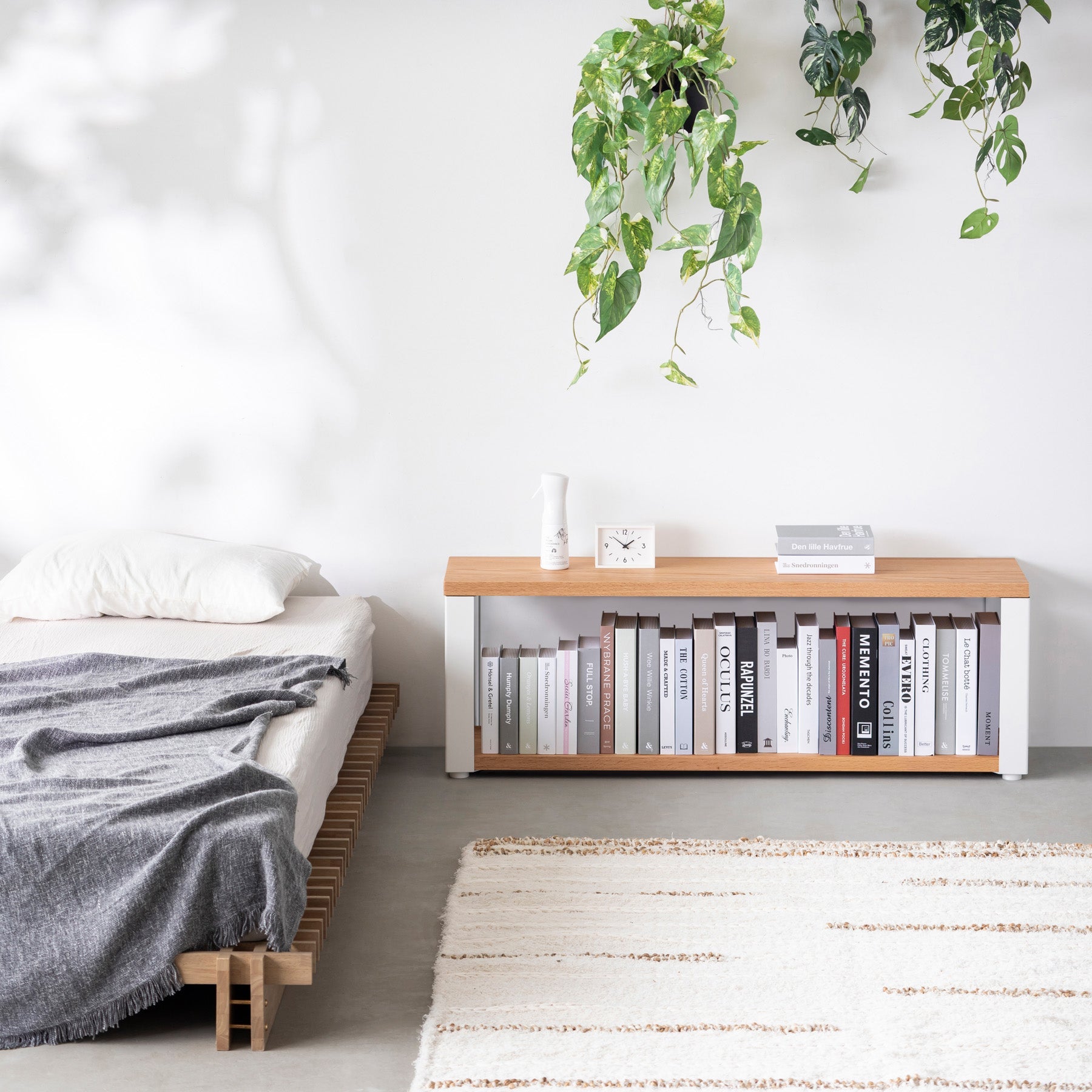 Kanademonoの無垢材レッドオークの棚板とホワイトの鉄脚の２段ストレージシェルフS（使用例）