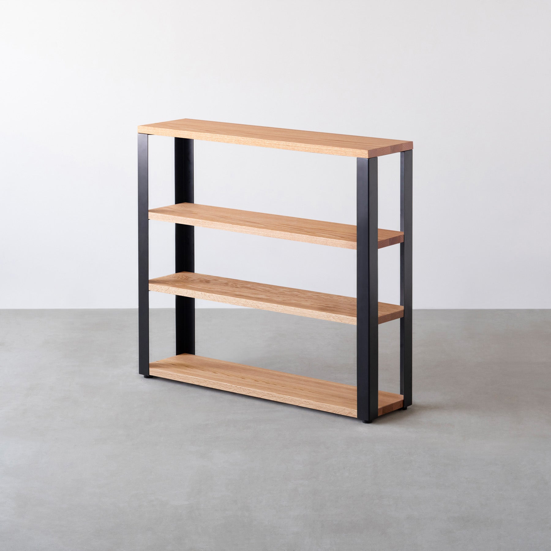 Kanademonoのレッドオーク無垢材の棚板とマットブラックの鉄脚の４段ストレージシェルフS