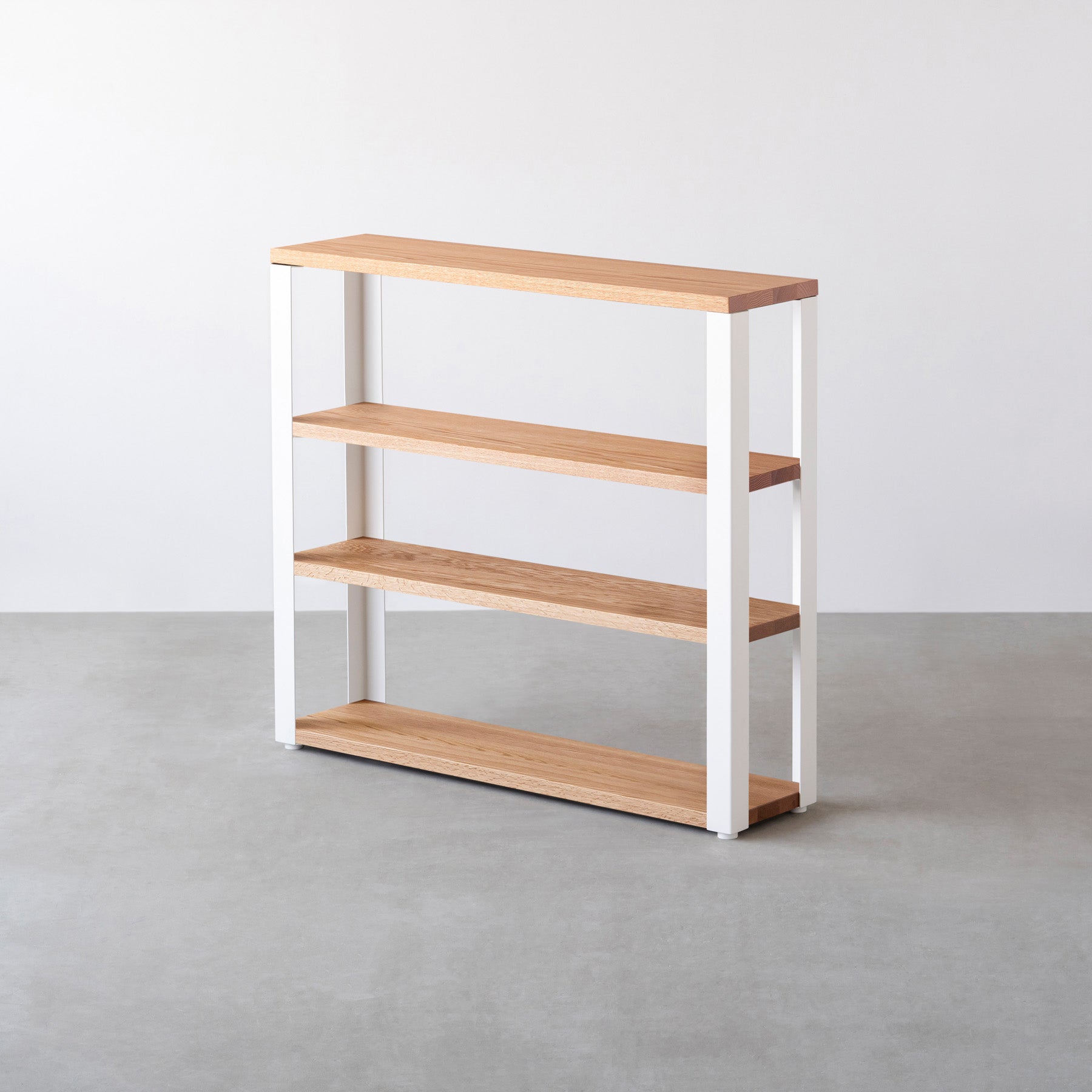 Kanademonoの無垢材レッドオークの棚板とホワイトの鉄脚の４段ストレージシェルフS