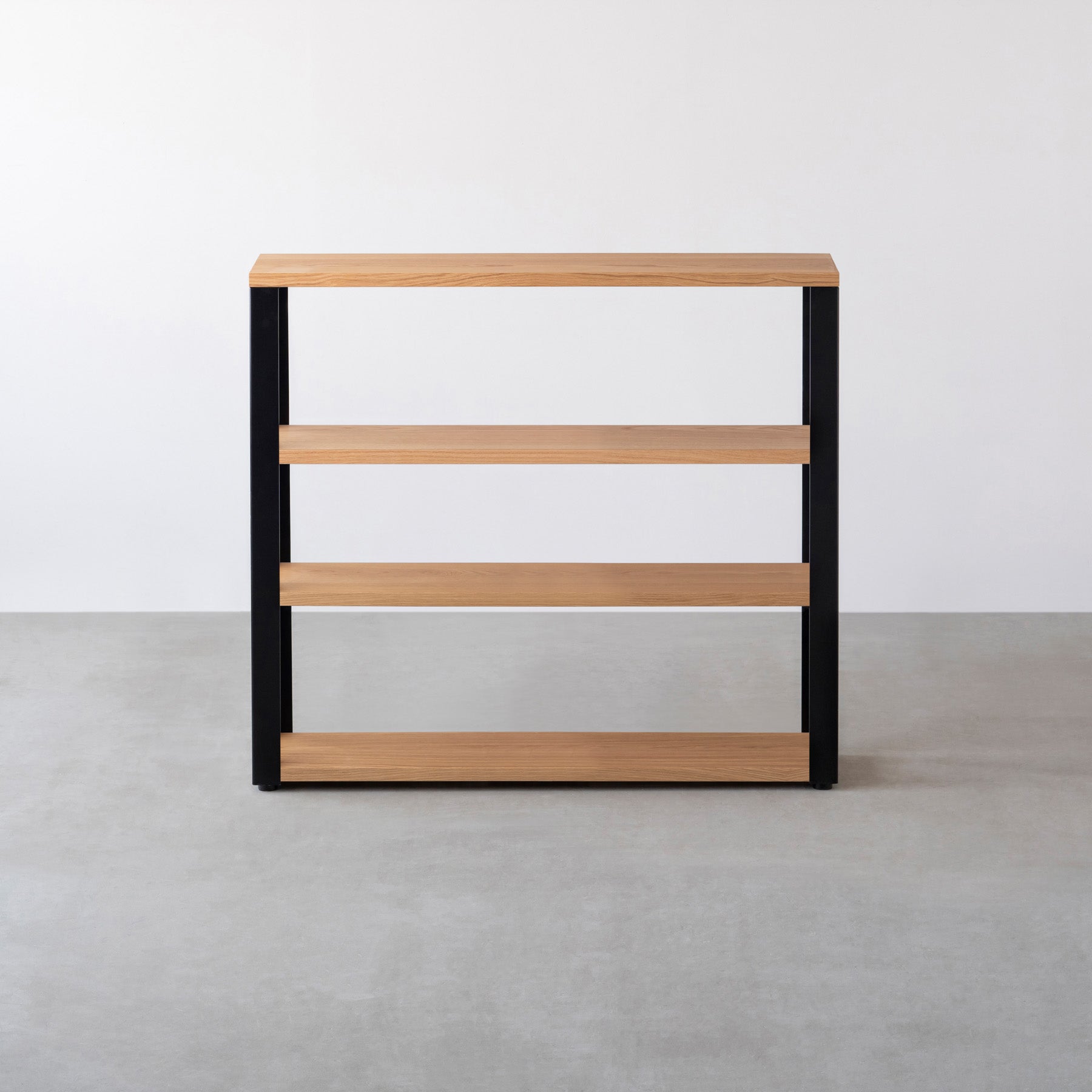Kanademonoのホワイトオークの棚板とマットブラックの鉄脚の４段ストレージシェルフS（正面）