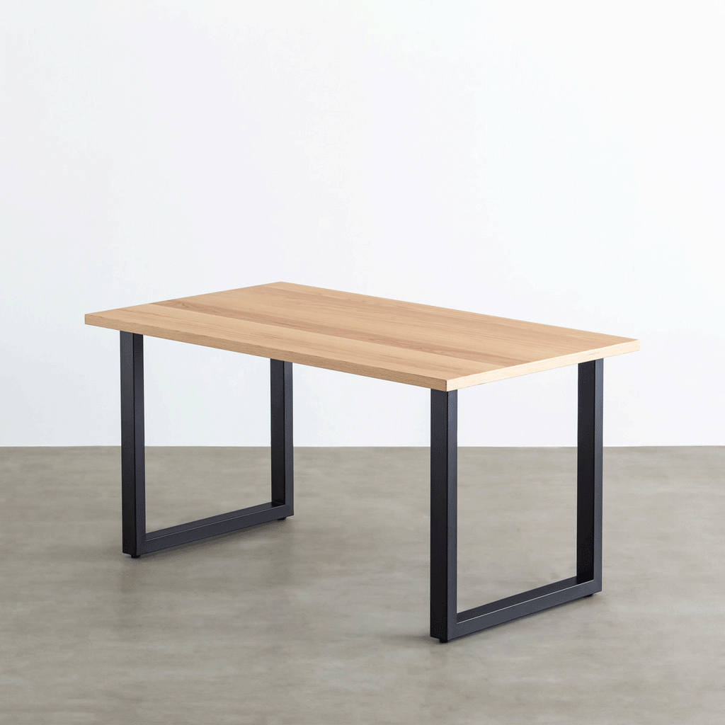 KANADEMONOのホワイトオーク突板天板とマットブラックの鉄脚を組み合わせたシンプルモダンなテーブル（ALL）
