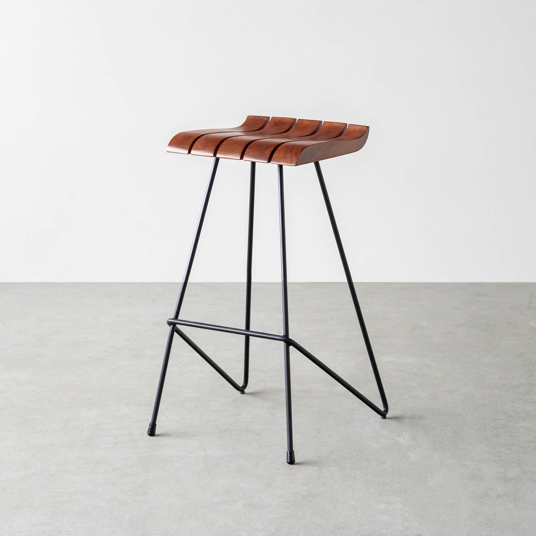 チーク無垢材とスチール脚のハイチェア