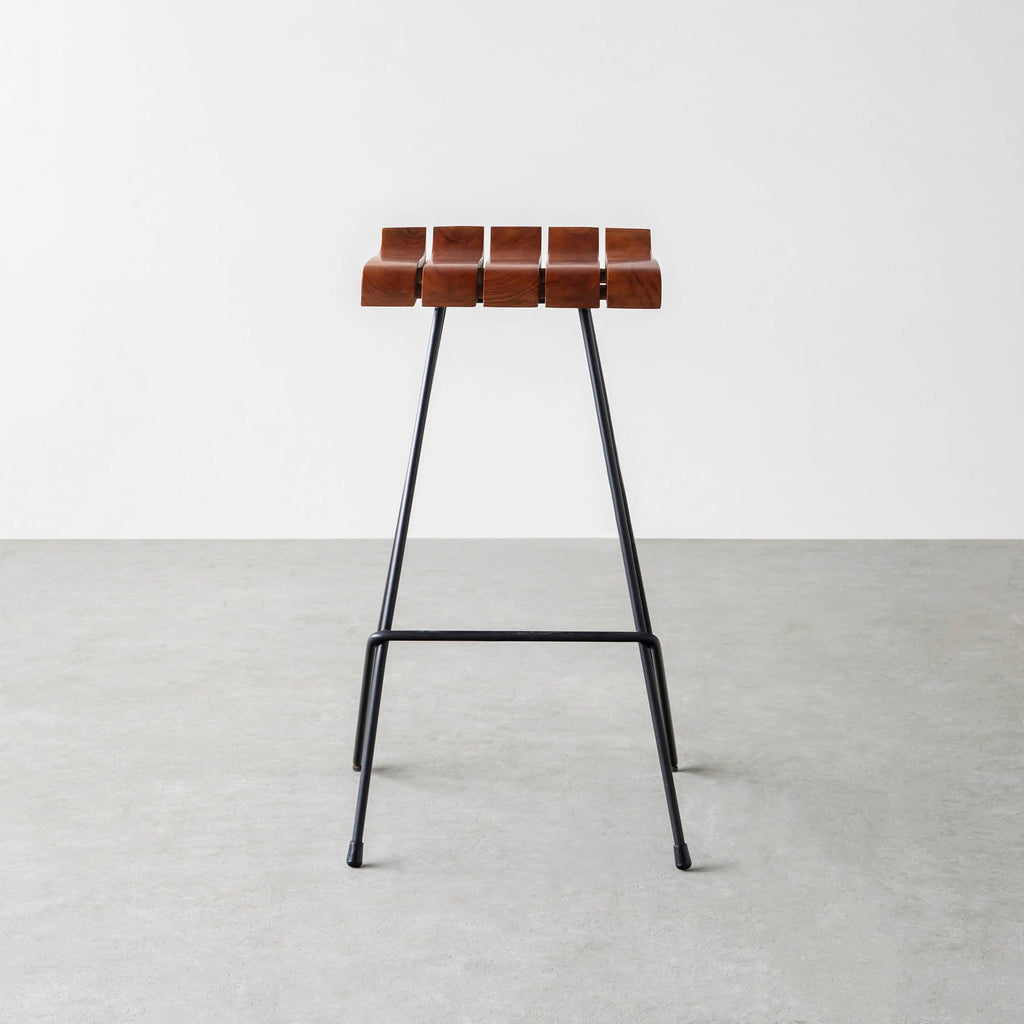 チーク無垢材とスチール脚のハイチェア