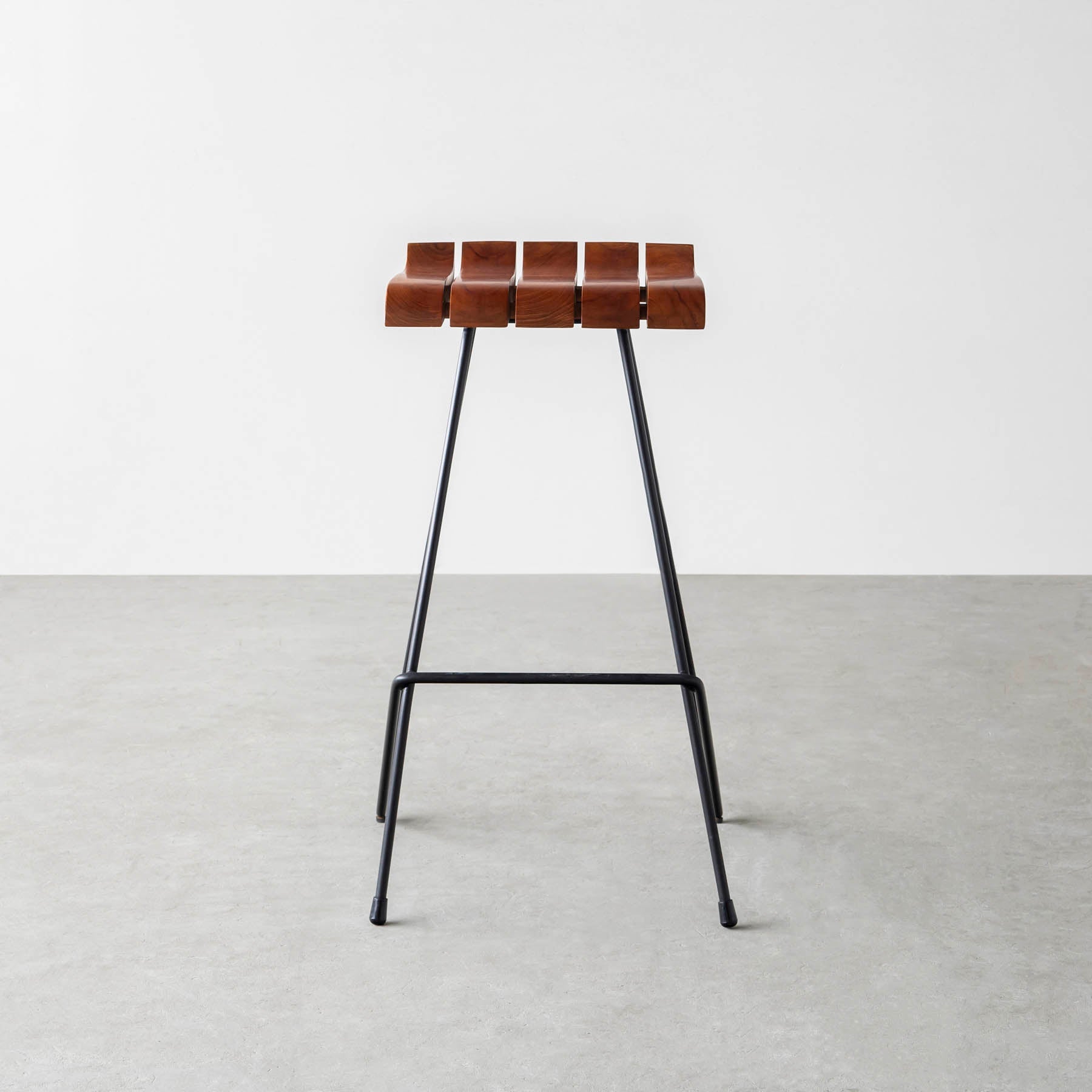 チーク無垢材とスチール脚のハイチェア