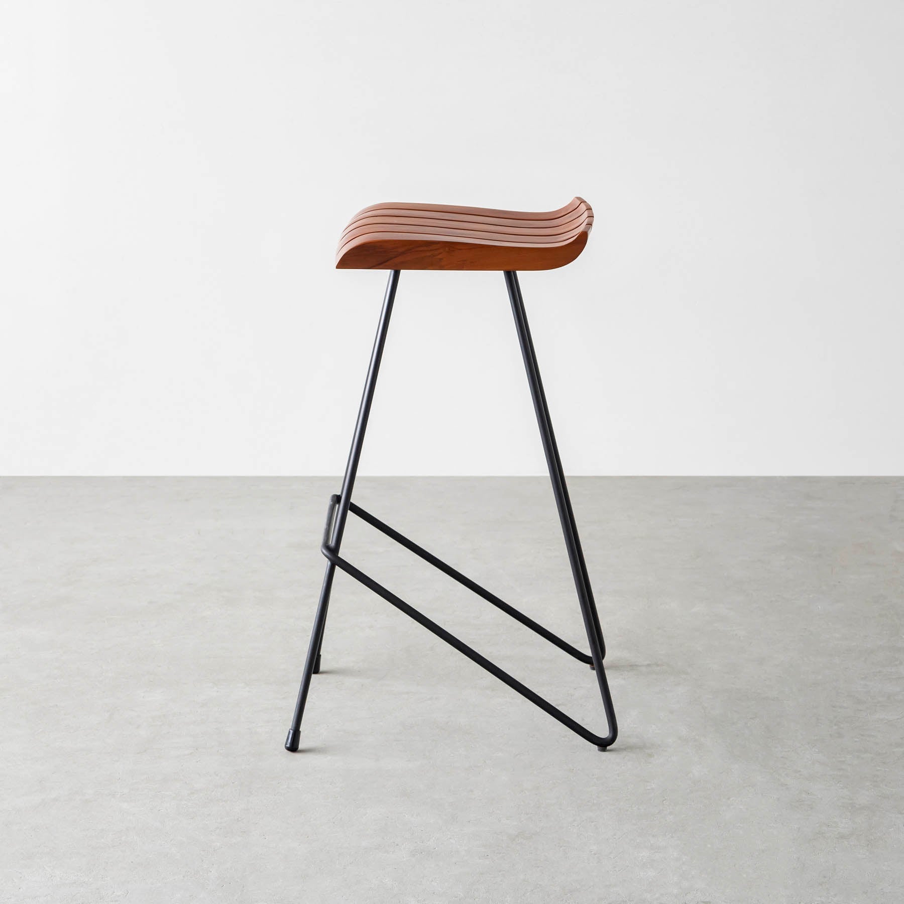 チーク無垢材とスチール脚のハイチェア