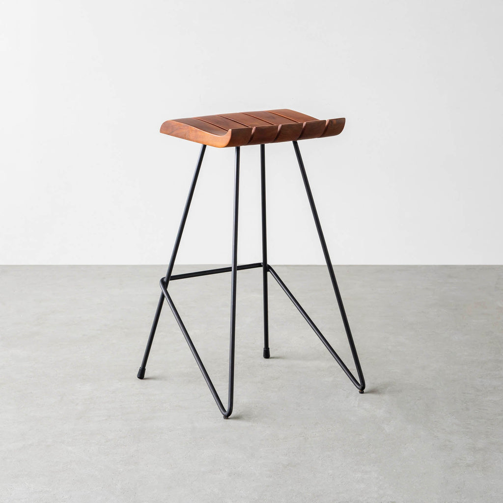 チーク無垢材とスチール脚のハイチェア