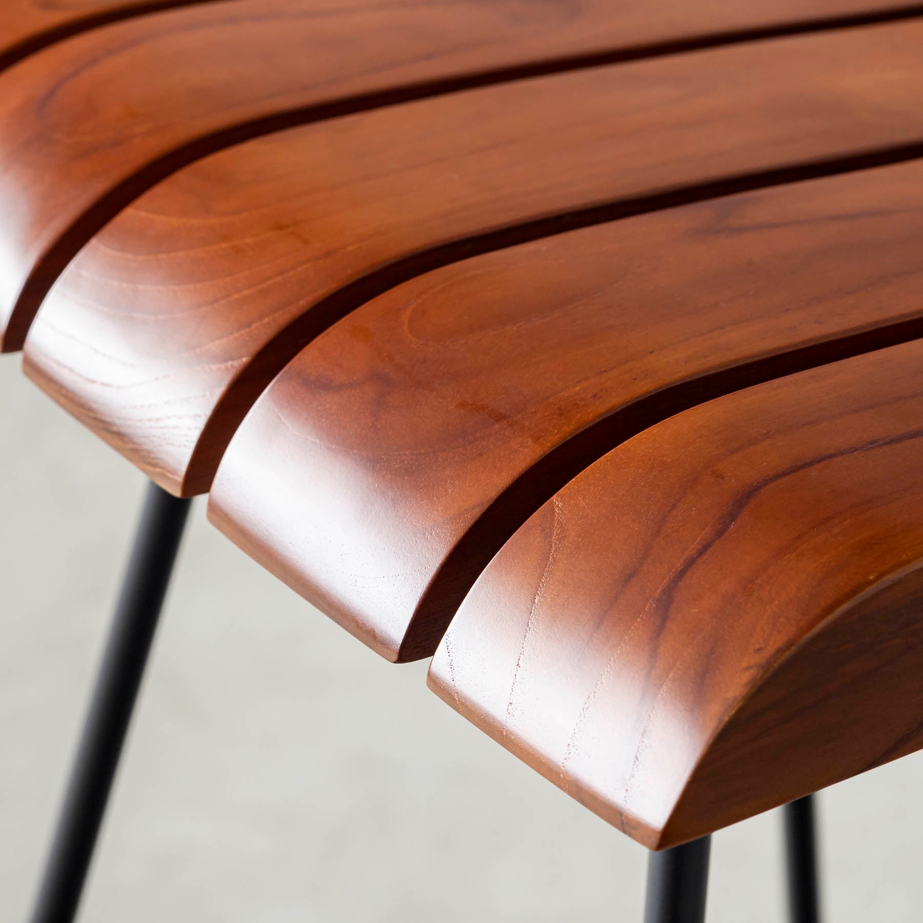 チーク無垢材とスチール脚のハイチェア