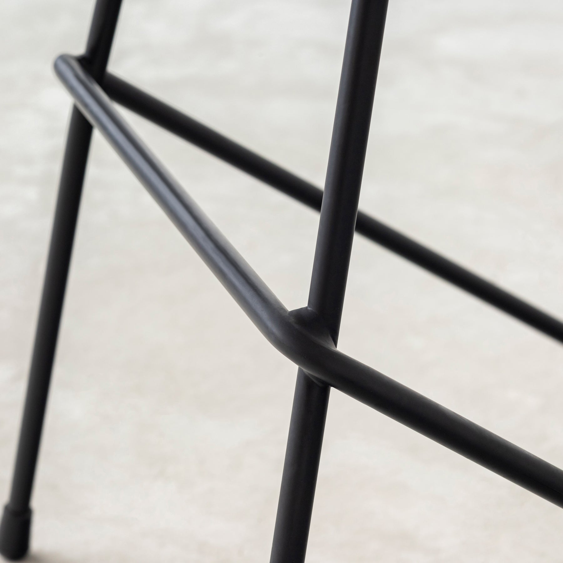 チーク無垢材とスチール脚のハイチェア