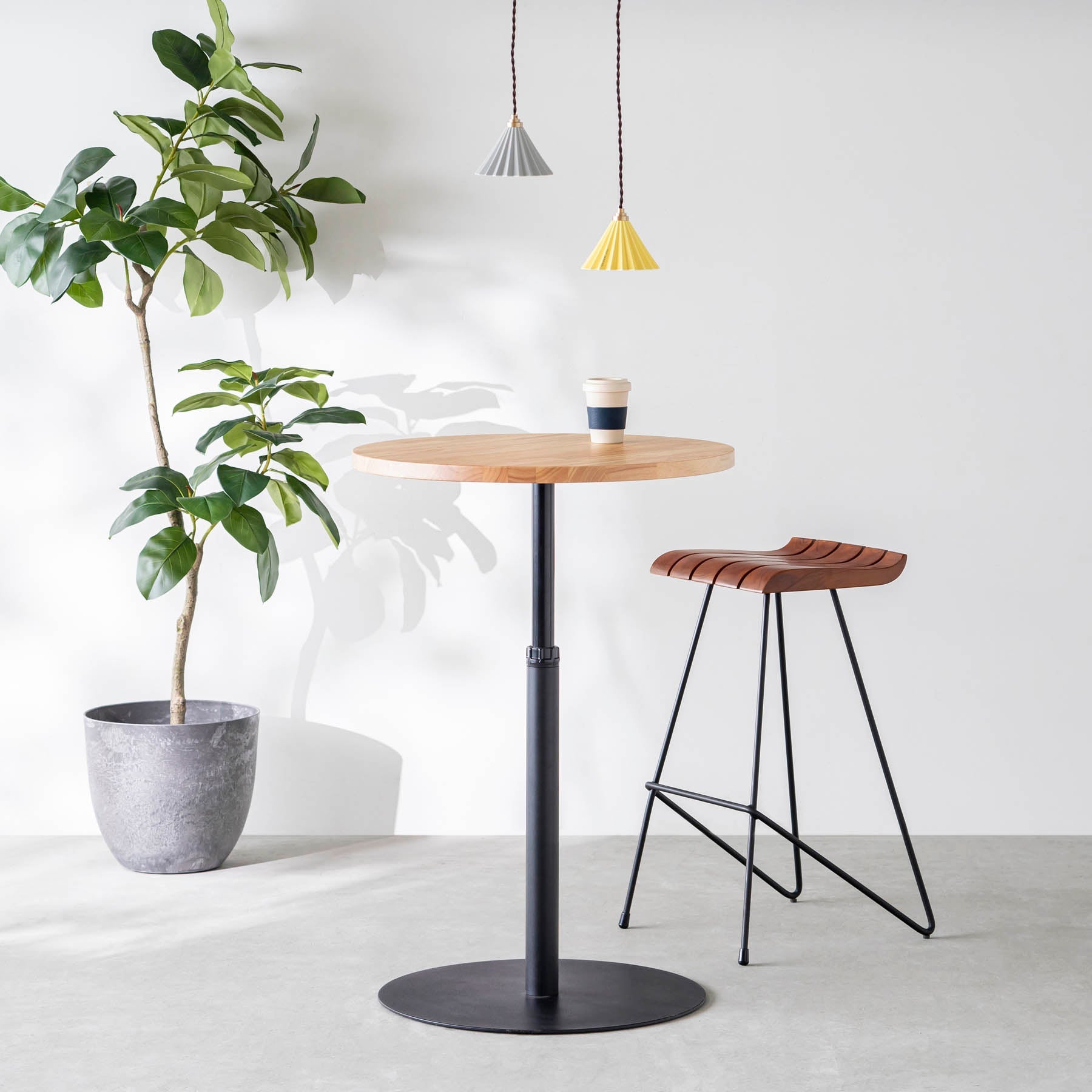 チーク無垢材とスチール脚のハイチェア