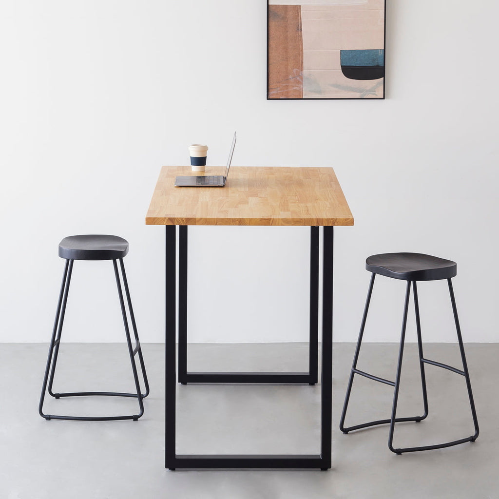 KANADEMONOのラバーウッドとスチールを組み合わせたブラックカラーの座面のハイスツール(使用例2)