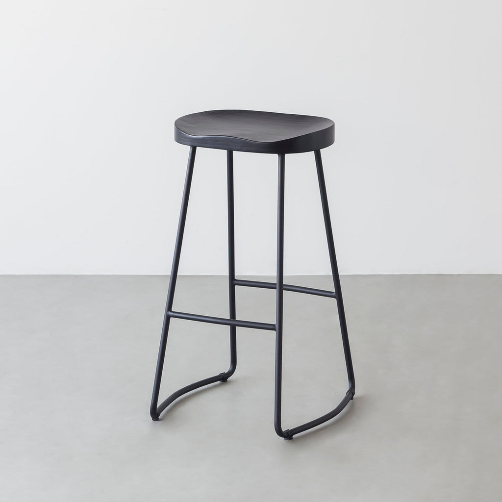 KANADEMONOのラバーウッドとスチールを組み合わせたブラックカラーの座面のハイスツール