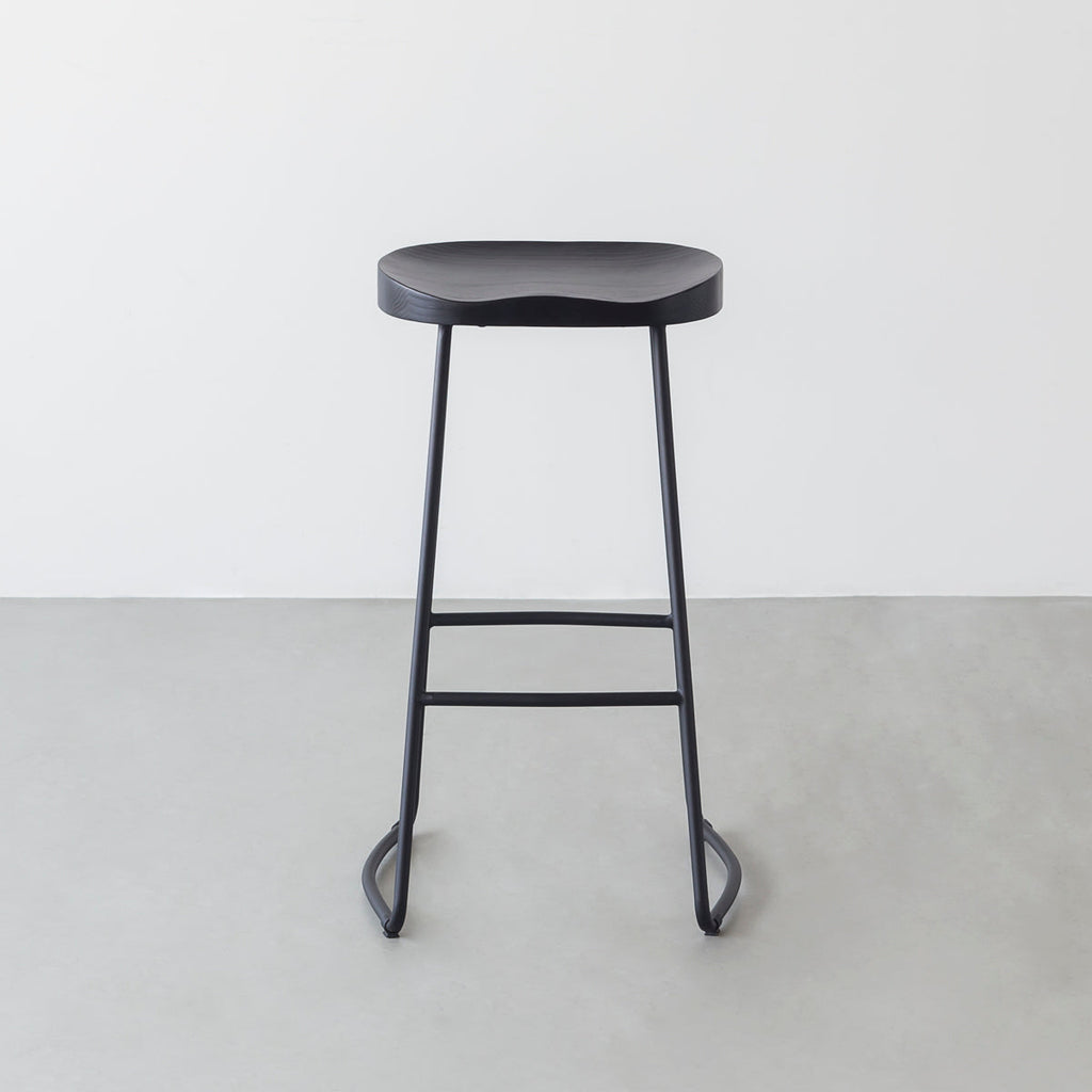 KANADEMONOのラバーウッドとスチールを組み合わせたブラックカラーの座面のハイスツール(正面)