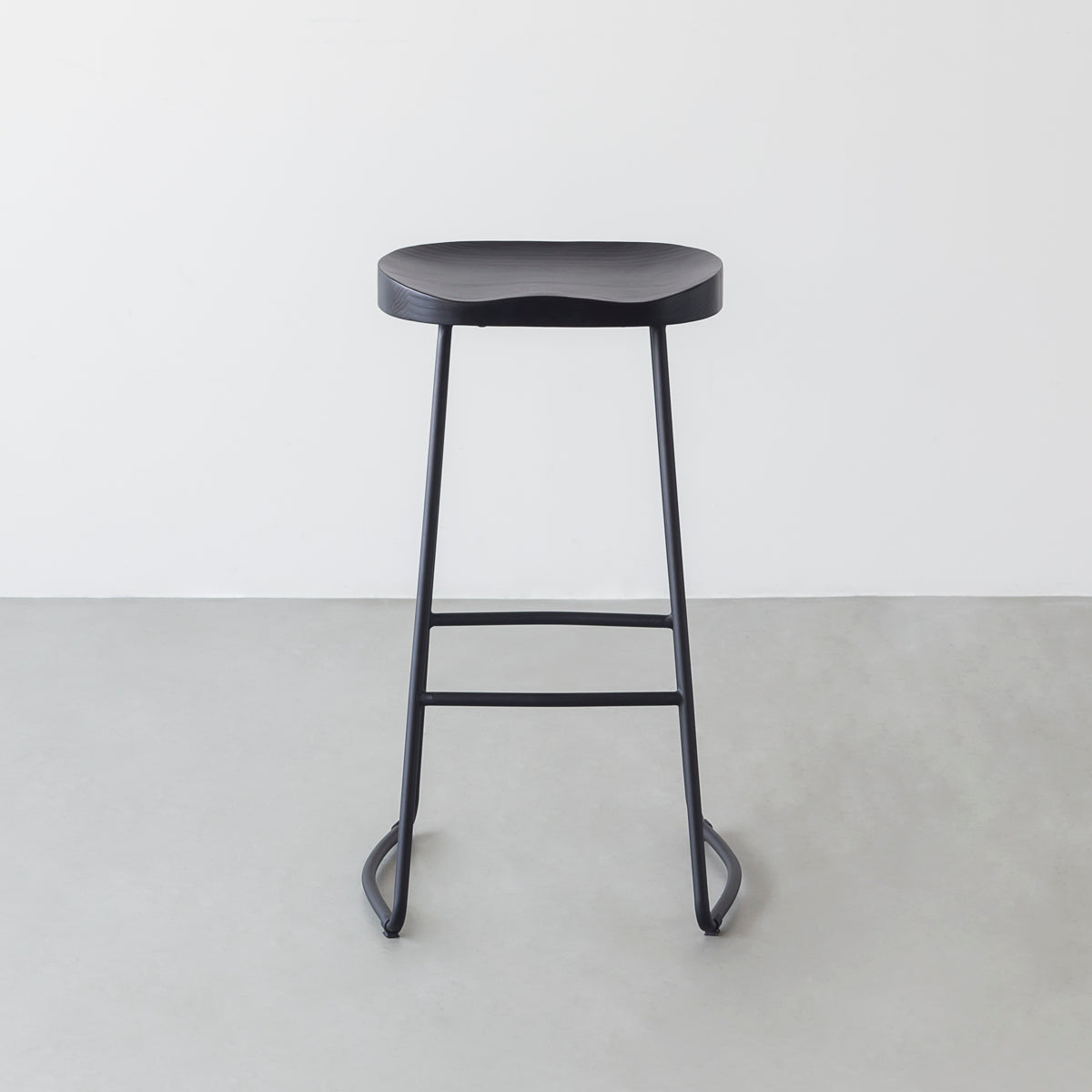 KANADEMONOのラバーウッドとスチールを組み合わせたブラックカラーの座面のハイスツール(正面)