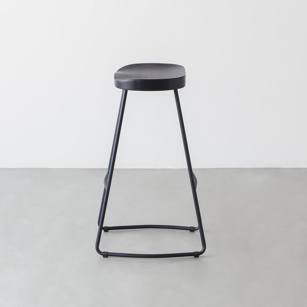 KANADEMONOのラバーウッドとスチールを組み合わせたブラックカラーの座面のハイスツール(横からのアングル)