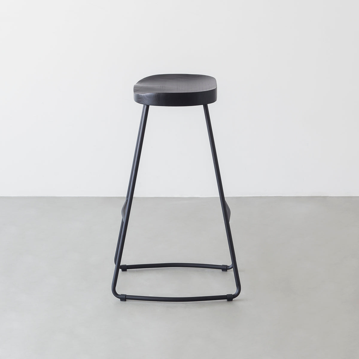 KANADEMONOのラバーウッドとスチールを組み合わせたブラックカラーの座面のハイスツール(横からのアングル)