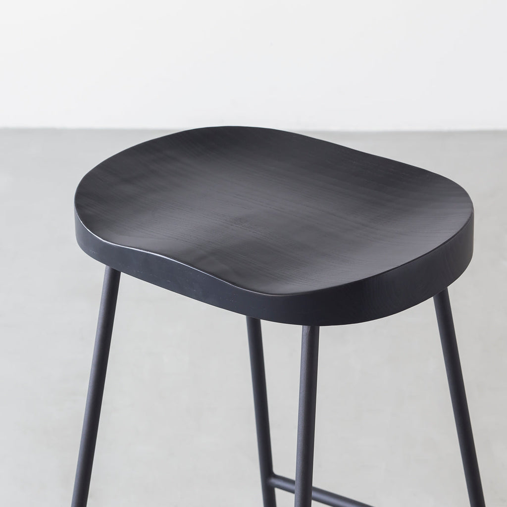 KANADEMONOのラバーウッドとスチールを組み合わせたブラックカラーの座面のハイスツール(座面)