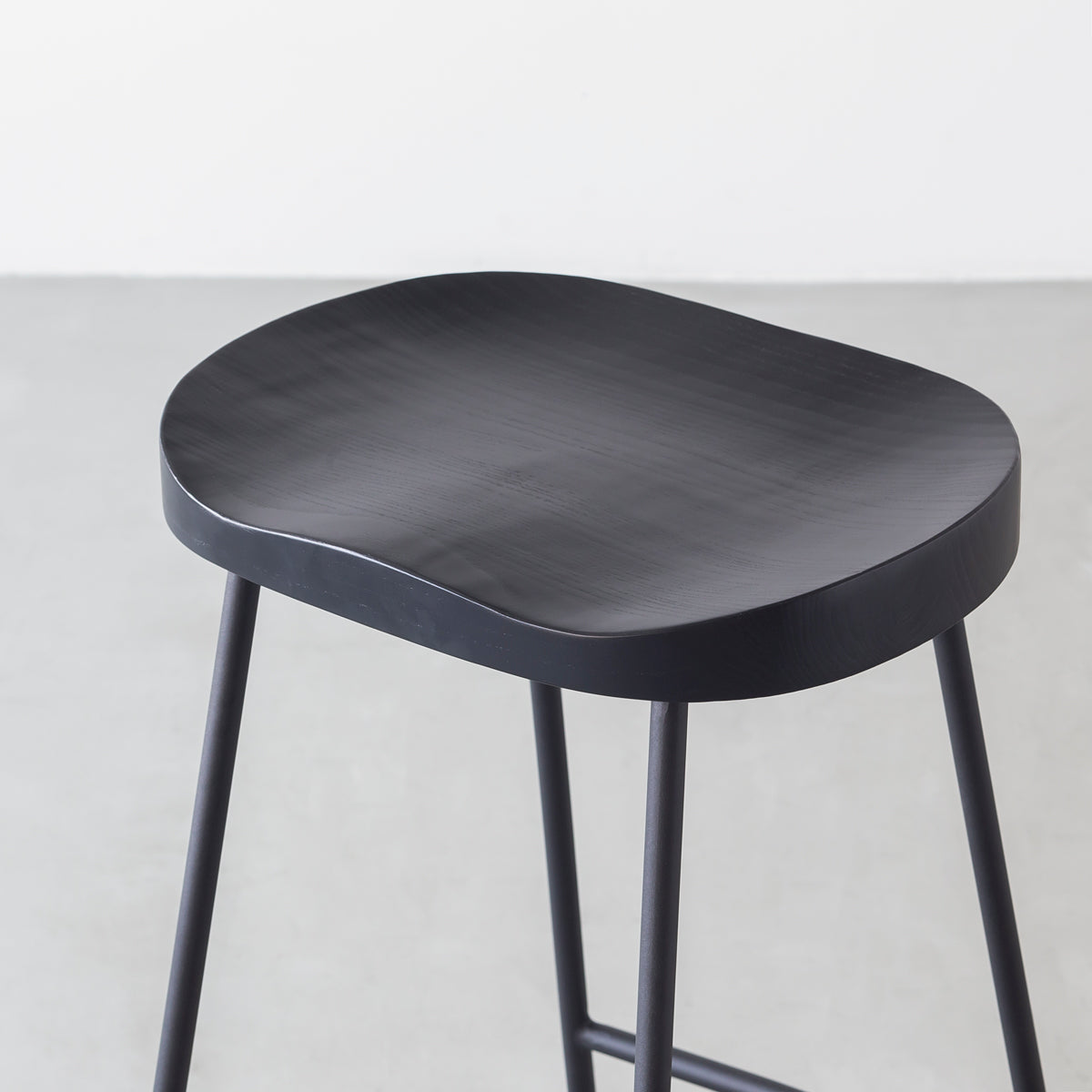 KANADEMONOのラバーウッドとスチールを組み合わせたブラックカラーの座面のハイスツール(座面)