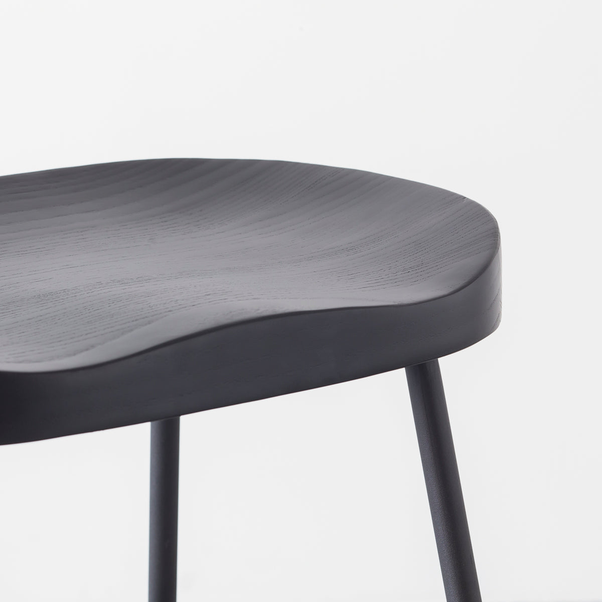 KANADEMONOのラバーウッドとスチールを組み合わせたブラックカラーの座面のハイスツール(座面クローズアップ)