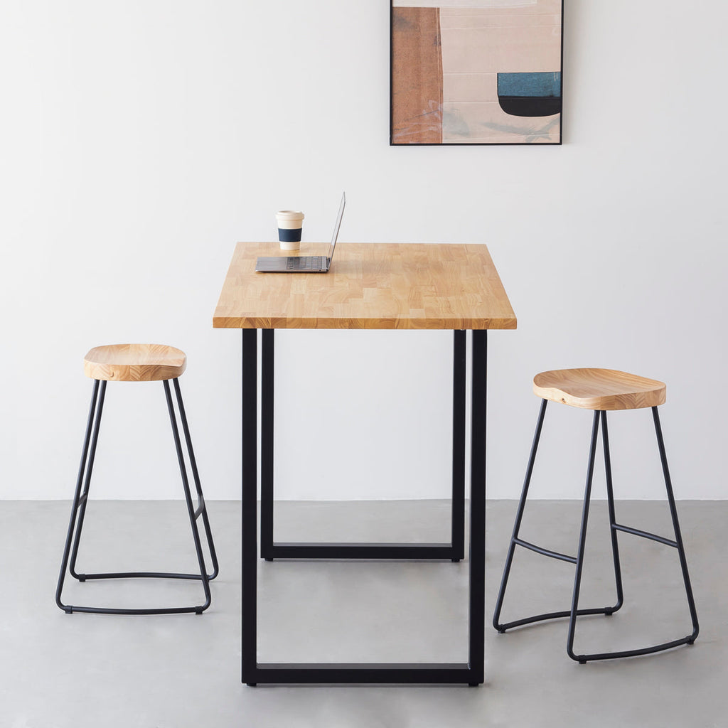 KANADEMONOのラバーウッドとスチールを組み合わせたナチュラルカラーの座面のハイスツール(使用例2)
