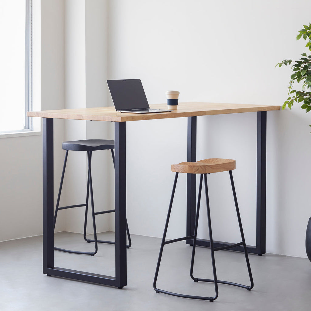 KANADEMONOのラバーウッドとスチールを組み合わせたナチュラルカラーの座面のハイスツール(使用例1)